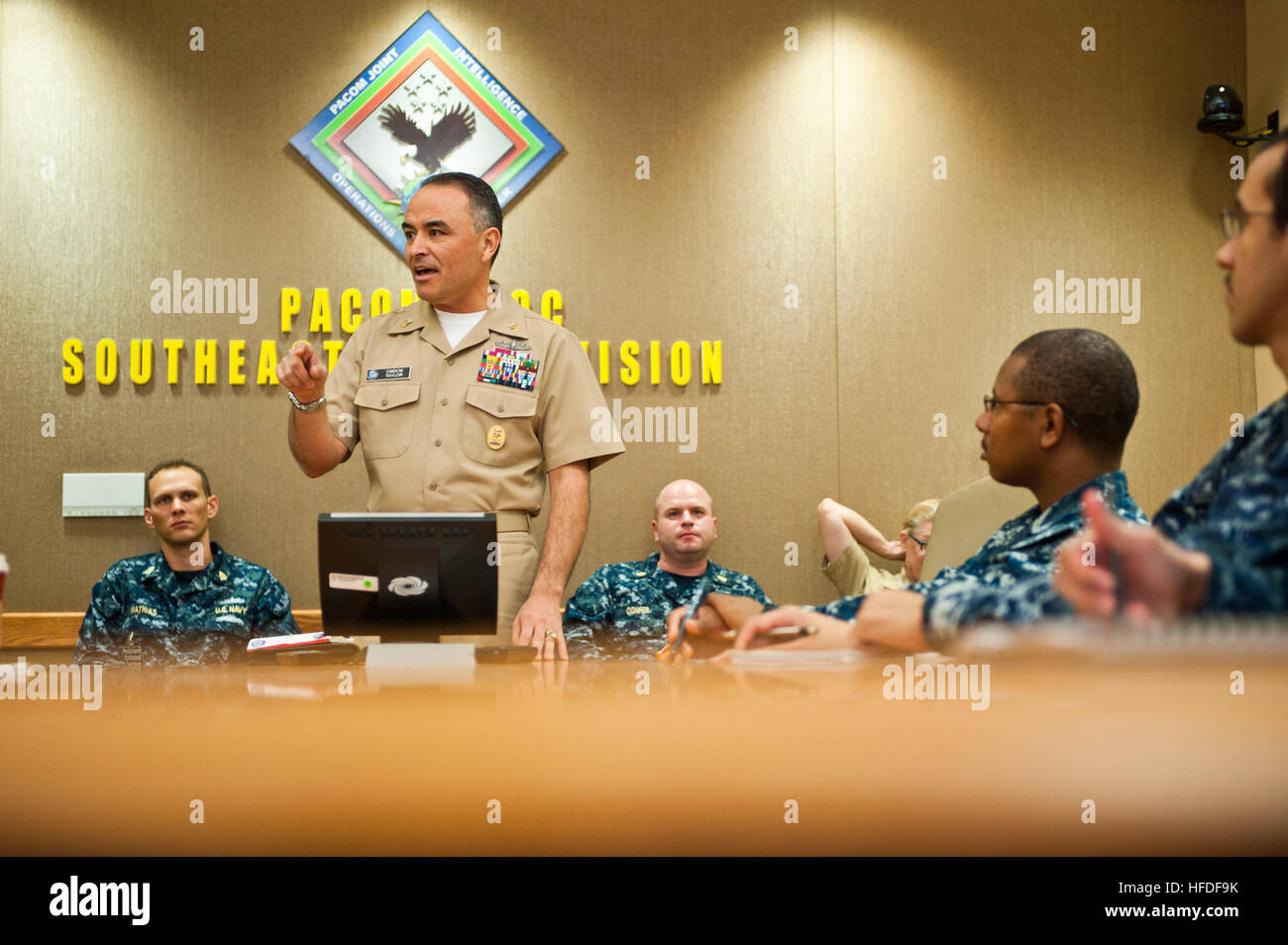 131204-N-CZ945-012  PEARL HARBOR (Dec. 4, 2013) U.S. Fleet Cyber Command Command Master Chief Jon R. Taylor speaks with first class petty officers assigned to U.S. Pacific Command Joint Intelligence Operations Center and Defense Intelligence Agency, while visiting various Navy Region Hawaii commands. Taylor concluded the brief with a question and answer forum between the Sailors and him. (U.S. Navy photo by Mass Communication Specialist 1st Class Kenneth R. Hendrix/Released) US Fleet Cyber Command leader addresses petty officers 131204-N-CZ945-012 Stock Photo