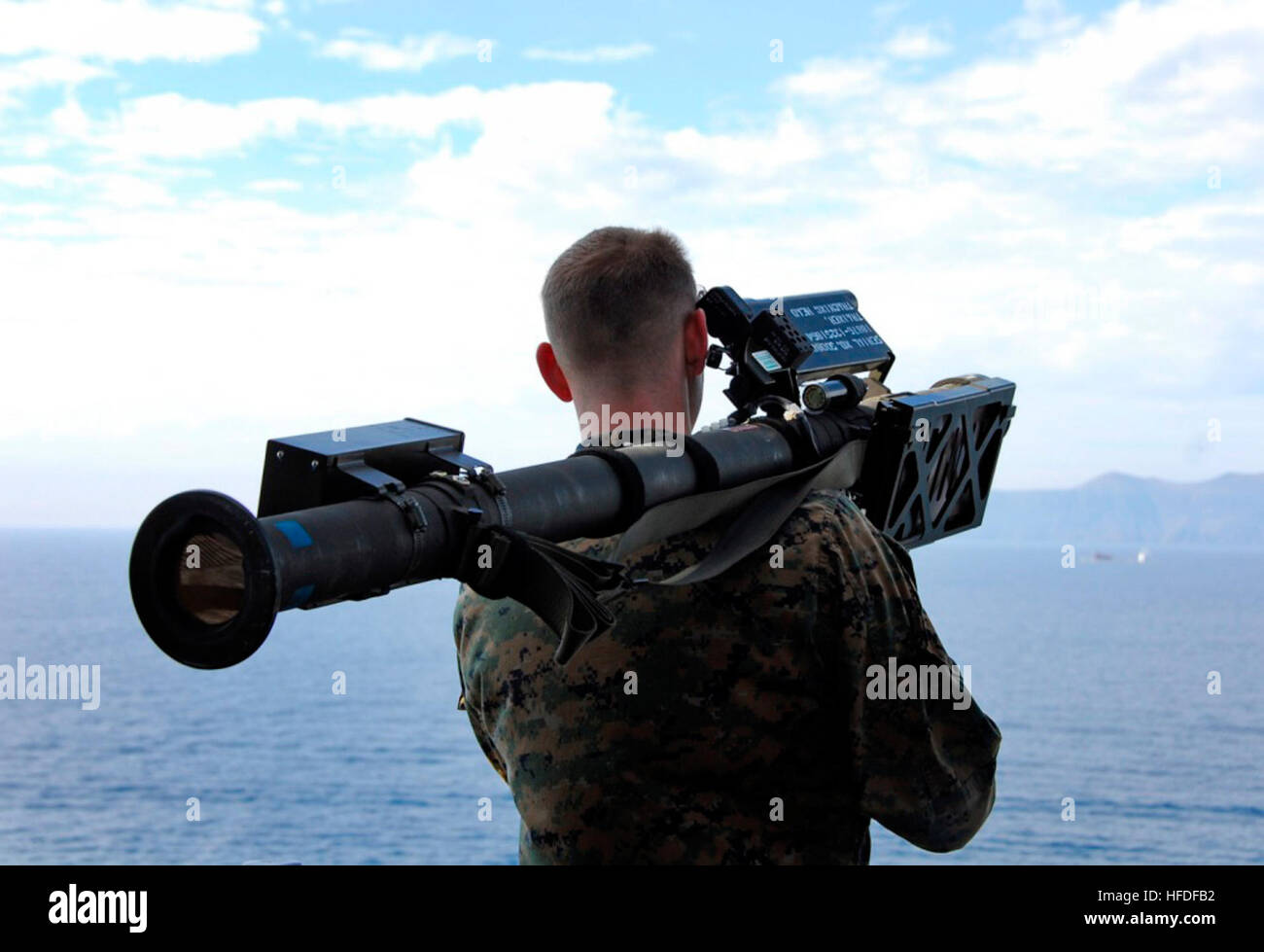 A Marine assigned to the 13th Marine Expeditionary Unit, embarked aboard the amphibious assault ship USS Boxer, aims a Stinger missile launcher during a strait transit exercise designed to simulate a real world scenario. Boxer is conducting an exercise in the Pacific Ocean preparing for a deployment scheduled for early next year. US Marine aims Stinger missile while embarked on the USS Boxer Stock Photo