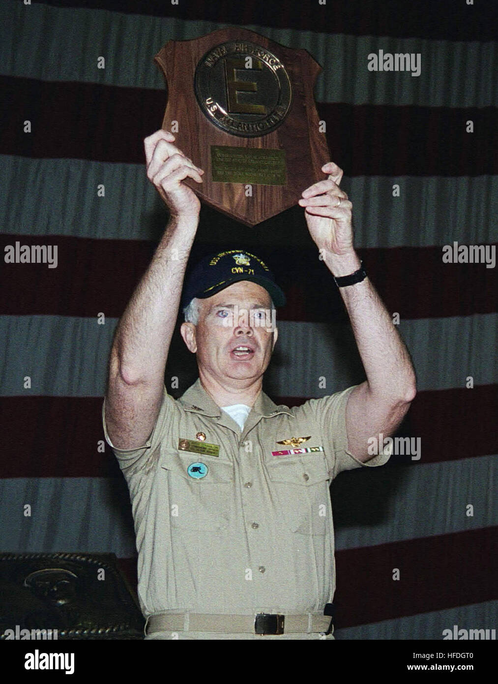 020502-N-5786V-001 Aboard USS Theodore Roosevelt (CVN 71) May 2, 2002 -- Capt. Richard O'Hanlon, Commanding Officer, USS Theodore Roosevelt, proudly displays the Battle Efficiency (Battle 'E') award that was presented to the crew by Commander Naval Air Forces Atlantic Fleet, Rear Adm. Michael Malone.  Roosevelt recently completed a six-month deployment to the Mediterranean and North Arabian Sea conducting combat missions in support of Operation Enduring Freedom.  U.S. Navy photo by PhotographerÕs Mate 3rd Class Angela Virnig.  (RELEASED) US Navy 020502-N-5786V-001 Capt Richard O'Hanlon Stock Photo