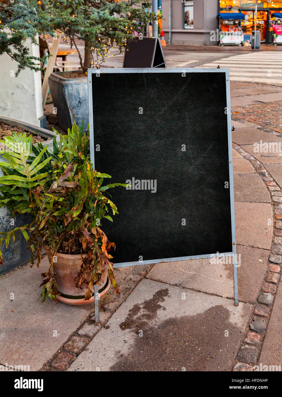 Empty sign advertising mockup hi-res stock photography and images - Alamy