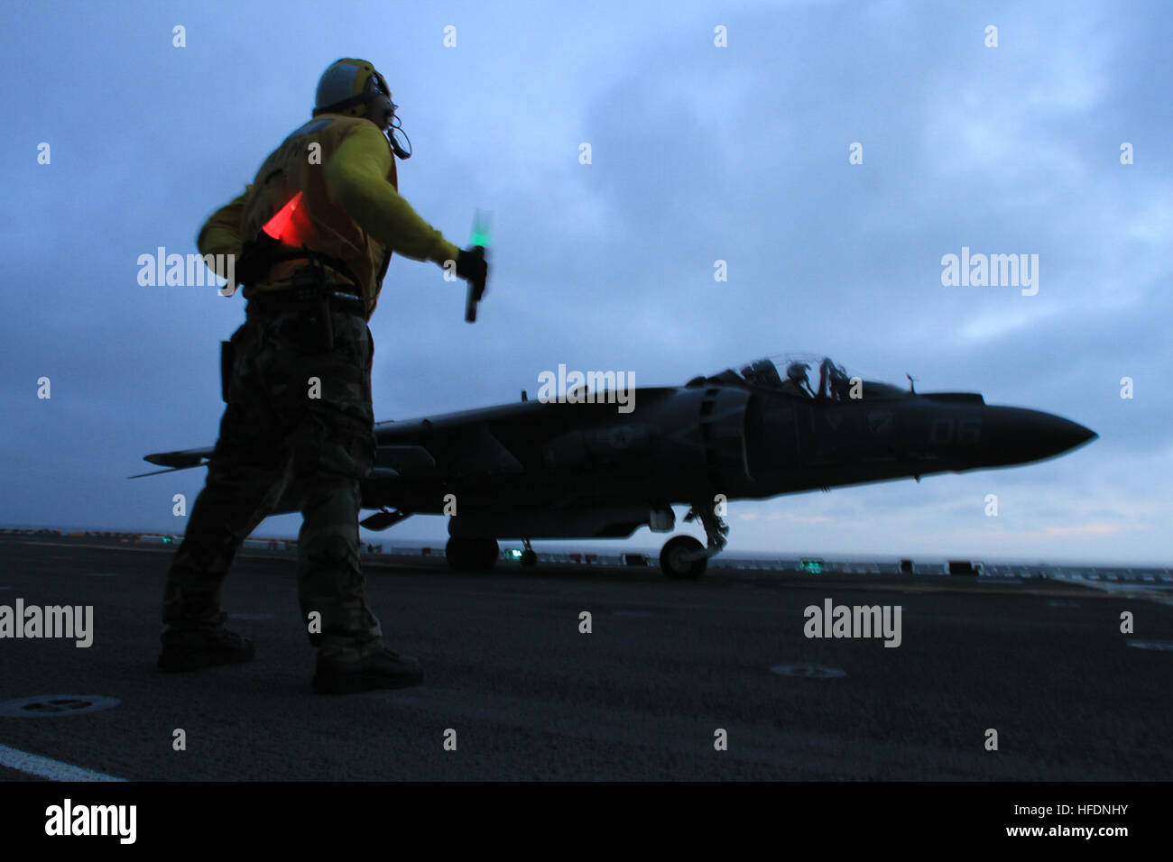 PACIFIC OCEAN (March 25, 2013)  A landing signal enlisted guides an AV-8B Harrier assigned to Marine Attack Squadron (VMA) 214 during flight operations aboard the amphibious assault ship USS Boxer (LHD 4).  Boxer is underway conducting training off the coast of Southern California. (U.S. Navy photo by Mass Communication Specialist 2nd Class Oscar Espinoza/Released) 130325-N-CD336-215 Join the conversation http://www.facebook.com/USNavy http://www.twitter.com/USNavy http://navylive.dodlive.mil A Sailor directs an AV-8B aboard USS Boxer. (8597781318) Stock Photo