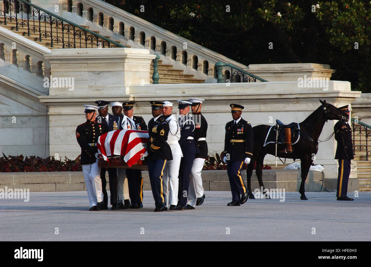 040609-A-5968S-051 Washington, D.C. (Jun. 9, 2004) - Ceremonial Honor Guard carry the flag-draped casket of former President Ronald Reagan up the steps of the U.S. Capitol. Reagan's body will lie in state at the Capitol Rotunda for public viewing until Friday morning in Washington, D.C.  A state funeral will be conducted late Friday morning at the Washington National Cathedral, where President Bush will give the eulogy. U.S. Army photo by Staff Sgt. George Sebastian (RELEASED) US Navy 040609-A-5968S-051 Ceremonial Honor Guard carry the flag-draped casket of former President Ronald Reagan up th Stock Photo