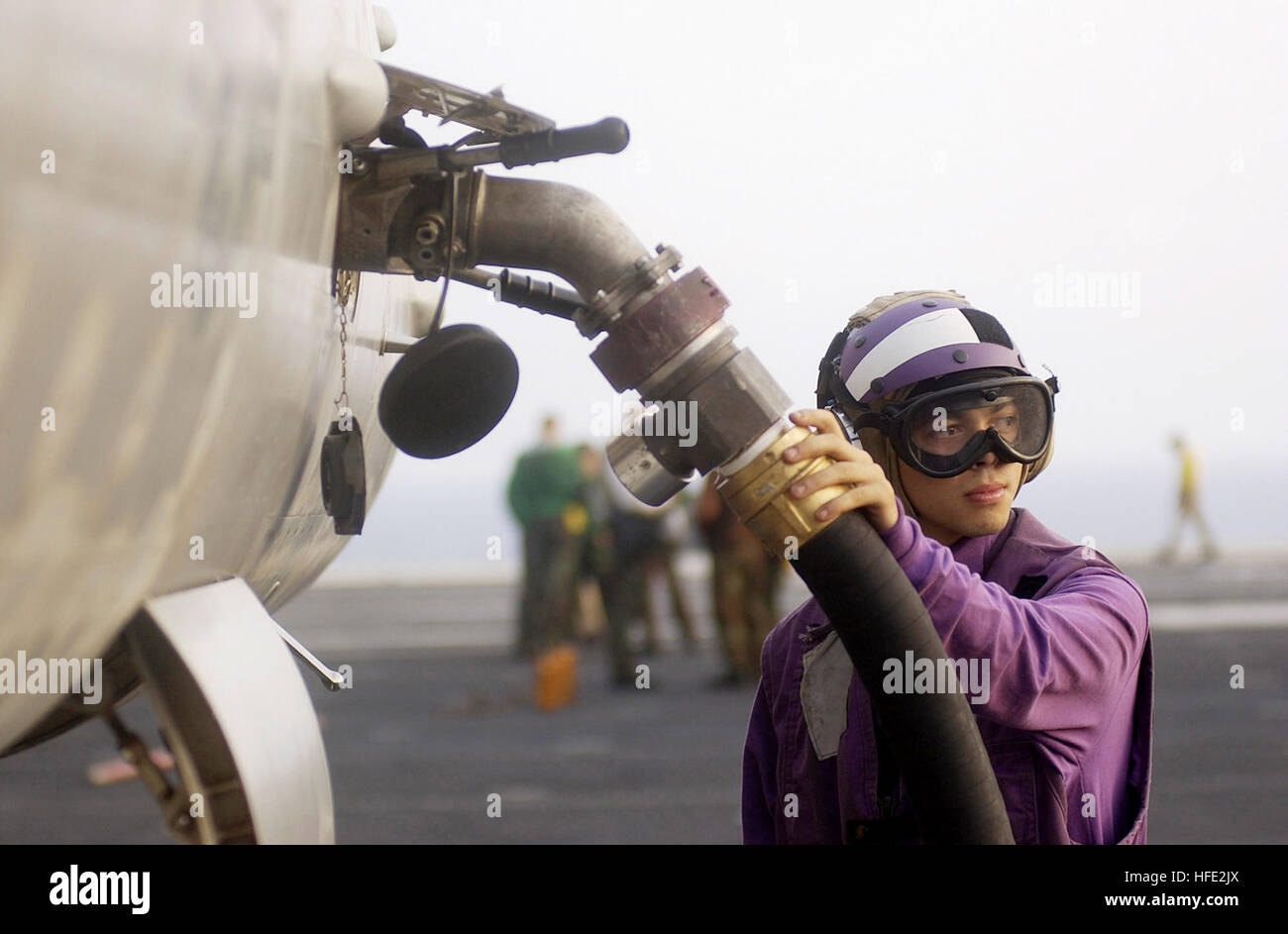 040722-N-5464G-011 Pacific Ocean (July 22, 2004) - Airman Kevin Logan of Los Angeles, Calif., refuels a 'Go Bird' on the flight aboard USS Kitty Hawk (CV 63). ÒGo BirdÓ refers to aircraft made ready for the next scheduled launch cycle. Kitty Hawk is one of seven carrier strike groups (CSGs) involved in Summer Pulse 2004. Summer Pulse 2004 is the deployment of seven carrier strike groups (CSGs), demonstrating the ability of the Navy to provide credible combat capability across the globe, in five theaters with other U.S., allied, and coalition military forces. Summer Pulse is the NavyÕs first de Stock Photo
