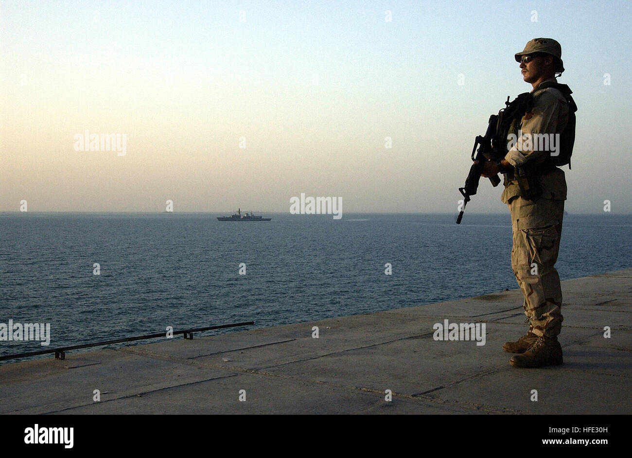 040802-N-5471P-003 Arabian Gulf (Aug. 2, 2004) - Master-at-Arms 2nd Class Simmons, assigned to Mobile Security Detachment Two One (MSD-21), stands topside security watch aboard the Al Basrah Oil Terminal (ABOT). The ABOT and Khawr Al Amaya Oil Terminal (KAAOT) are currently under the protection of Task Force 58, coalition and Iraqi security forces. U.S. Navy photo by Photographer's Mate 2nd Class Aaron Peterson (RELEASED) US Navy 040802-N-5471P-003 Master-at-Arms 2nd Class Simmons stands topside security watch aboard the Al Basrah Oil Terminal (ABOT) Stock Photo