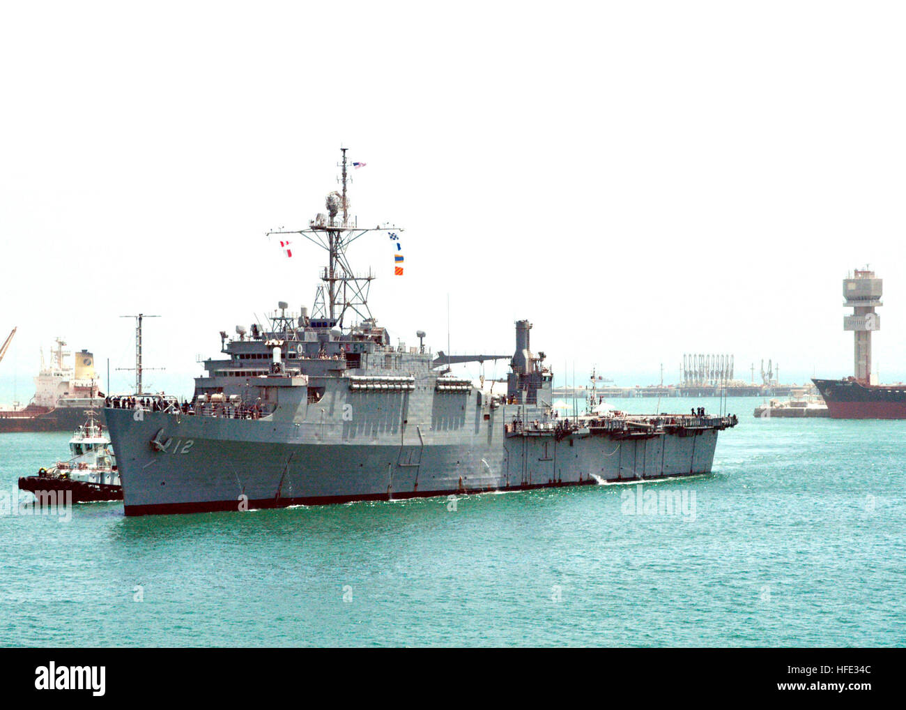 040808-N-6380E-007 Ash Shuaybah, Kuwait (Aug. 8, 2004) Ð The amphibious transport dock USS Shreveport (LPD 12) arrives in Kuwait, joining the amphibious assault ship USS Wasp (LHD 1) to backload Marines and cargo attached to the 22nd Marine Expeditionary Unit (MEU) Special Operations Capable. Wasp, Shreveport, and the 22nd MEU have been deployed since February as part of Expeditionary Strike Group Two (ESG-2) operating in the 5th Fleet area of responsibility. U.S. Navy photo by PhotographerÕs Mate 3rd Class Teresa J. Ellison (RELEASED) US Navy 040808-N-6380E-007 The amphibious transport dock U Stock Photo