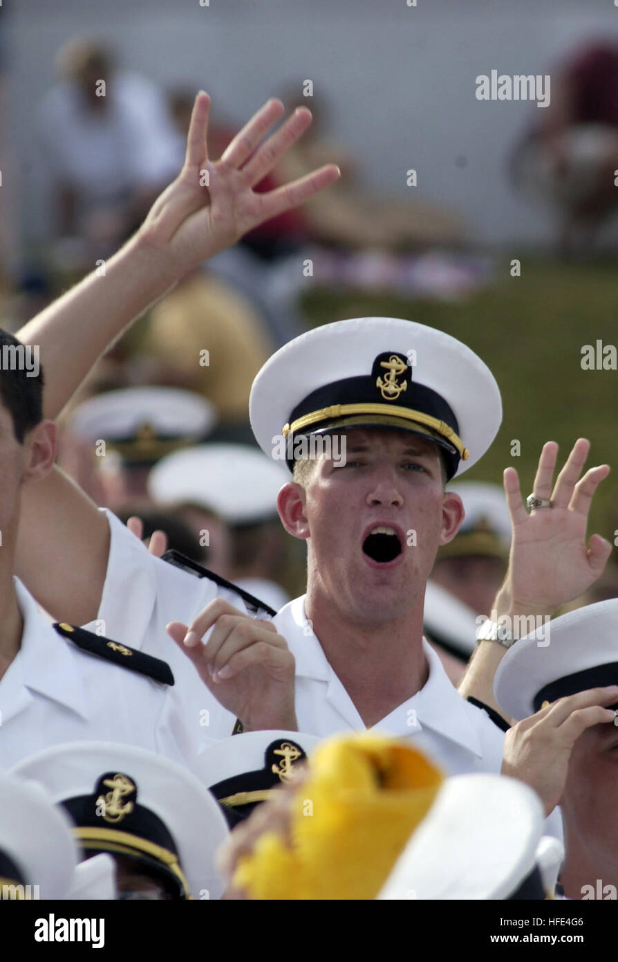 040925-N-0962S-012  Annapolis, Md. (Sept. 25, 2004) -- A U.S. Naval Academy Midshipmen signifies the Navy's first 4-0 start in 25 years as he and the rest of the midshipmen chant, 'Four and oh!'Ê Navy edged Vanderbilt 29-26 and is 4-0 for the first time since the Midshipmen opened the 1979 season with six straight wins.ÊU.S. Navy photo by Journalist 2nd Class Brandan W. Schulze (RELEASED) US Navy 040925-N-0962S-012 A U.S. Naval Academy Midshipmen signifies the Navy's first 4-0 start in 25 years Stock Photo