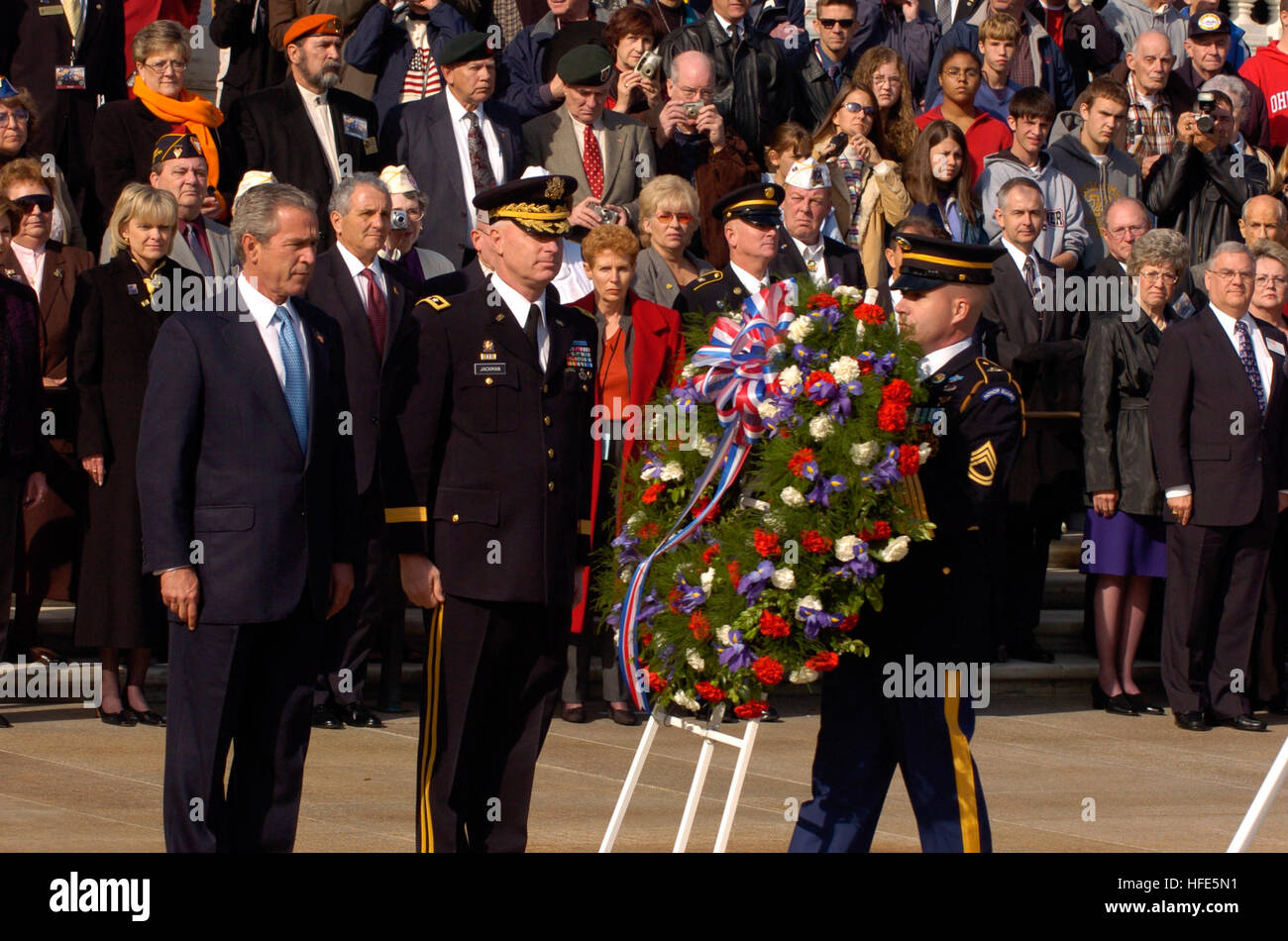 041111-G-3024G-787 Arlington National Cemetery, Va. (Nov. 11, 2004) Ð President George W. Bush and Commanding General, Maj. Gen. Galen B. Jackman pay respects to the unknown servicemen laid to rest at the Tomb of the Unknowns in Arlington National Cemetery, Va., during a VeteranÕs Day ceremony. U.S. Coast Guard photo by Petty Officer 1st Class John Gaffney (RELEASED) US Navy 041111-G-3024G-787 President George W. Bush and Commanding General, Maj. Gen. Galen B. Jackman pay respects to the unknown servicemen laid to rest at the Tomb of the Unknowns Stock Photo