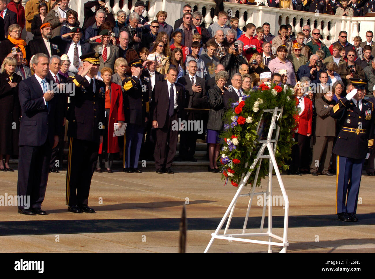 041111-G-3024G-800 Arlington National Cemetery, Va. (Nov. 11, 2004) Ð President George W. Bush and Commanding General, Maj. Gen. Galen B. Jackman pay respects to the unknown servicemen laid to rest at the Tomb of the Unknowns in Arlington National Cemetery, Va., during a VeteranÕs Day ceremony. U.S. Coast Guard photo by Petty Officer 1st Class John Gaffney (RELEASED) US Navy 041111-G-3024G-800 President George W. Bush and Commanding General, Maj. Gen. Galen B. Jackman pay respects to the unknown servicemen laid to rest at the Tomb of the Unknowns Stock Photo