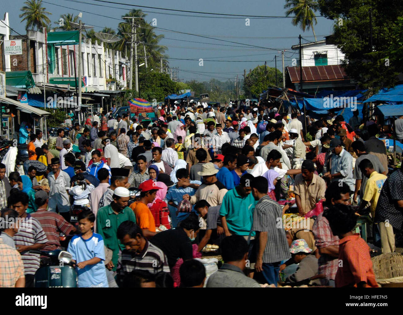 050106-N-9951E-005 Aceh, Sumatra, Indonesia (Jan. 6, 2005) - A busy crowd at a market place near Banda Aceh, Sumatra, Indonesia, shows that life is beginning to return to normal in one of the areas hit hardest by the massive Tsunami that occurred December 26, 2004. U.S. Navy photo by Photographer's Mate 2nd Class Elizabeth A. Edwards (RELEASED) US Navy 050106-N-9951E-005 A busy crowd at a market place near Banda Aceh, Sumatra, Indonesia Stock Photo