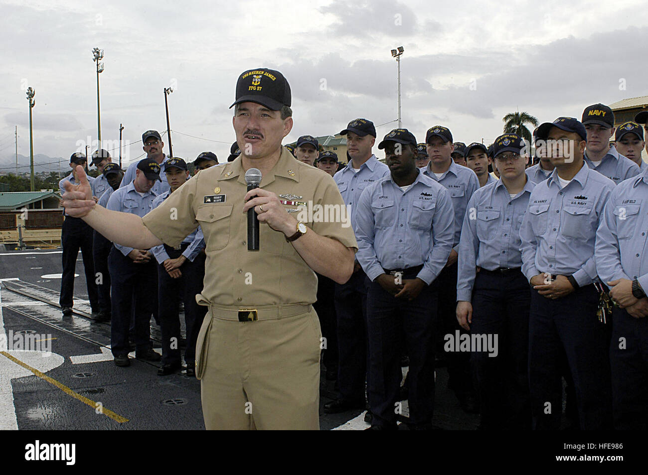 050131-N-3207B-099 Pearl Harbor, Hawaii (Jan. 31, 2005) - - Master Chief Petty Officer of the Navy (MCPON) Terry Scott speaks to Sailors assigned to the guided missile frigate USS Reuben James (FFG 57) about how fleet surveys affected the concept of the new Task Force Uniform. MCPON Terry Scott visited various bases in Hawaii to speak to Sailors about education, training, and the new Task Force Uniform concept. U.S. Navy photo by Photographer's Mate 2nd Class Jennifer L. Bailey (RELEASED) US Navy 050131-N-3207B-099 Master Chief Petty Officer of the Navy (MCPON) Terry Scott speaks to Sailors as Stock Photo
