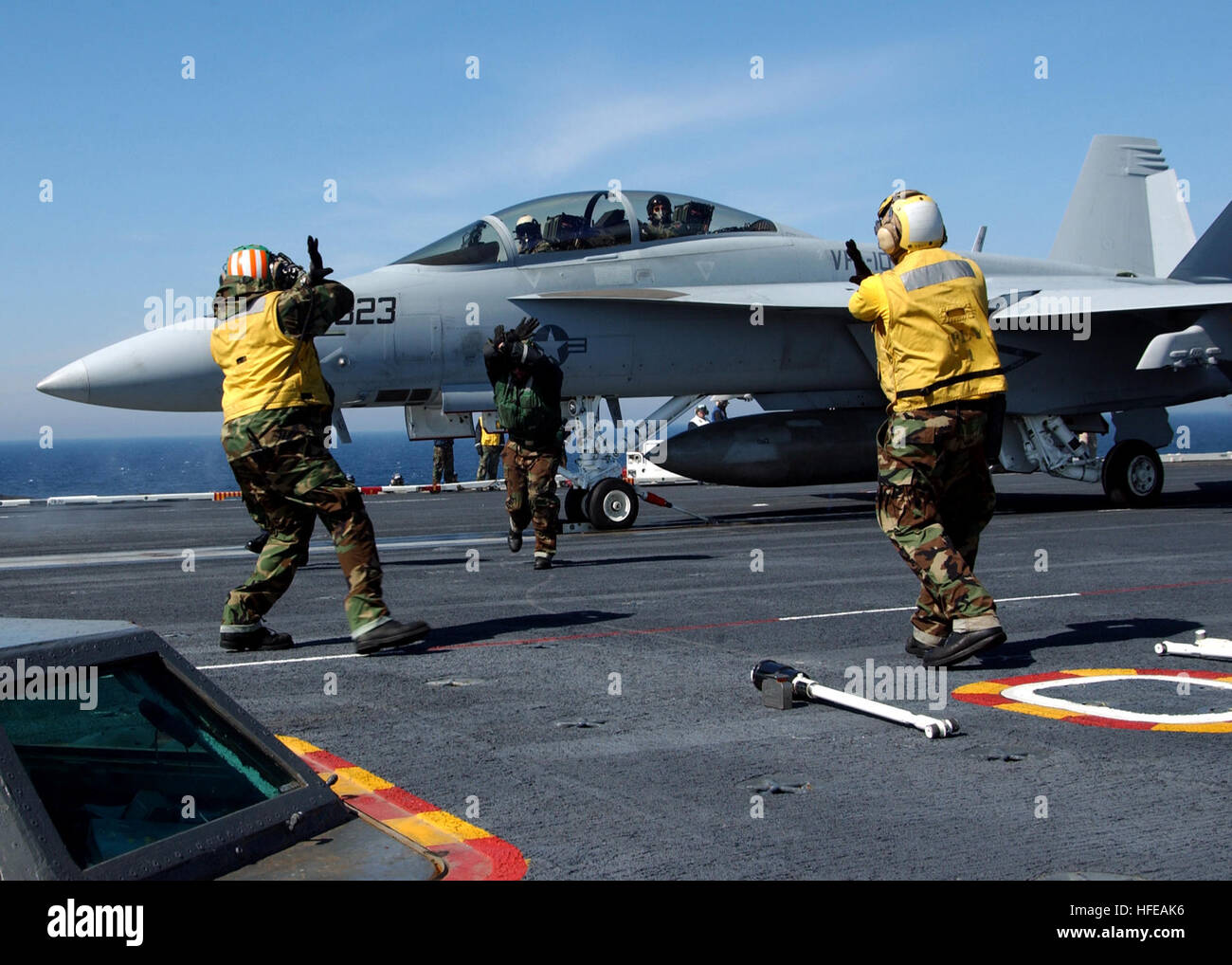 050307-N-2838C-001 Atlantic Ocean (Mar. 7, 2005) Ð Air Department personnel signal a fouled deck before the launch of an F/A-18F Super Hornet, assigned to the 'Gladiators' of Strike Fighter Squadron One Zero Six (VFA-106) during flight operations aboard USS Theodore Roosevelt (CVN 71). VFA-106 is the Atlantic Fleet Replacement Squadron (FRS) for the F/A-18E/F Super Hornet. Roosevelt is currently conducting Carrier Qualifications in the Atlantic Ocean. U.S. Navy photo by Photographer's Mate Airman Michael D. Cole (RELEASED) US Navy 050307-N-2838C-001 Air Department personnel signal a fouled dec Stock Photo