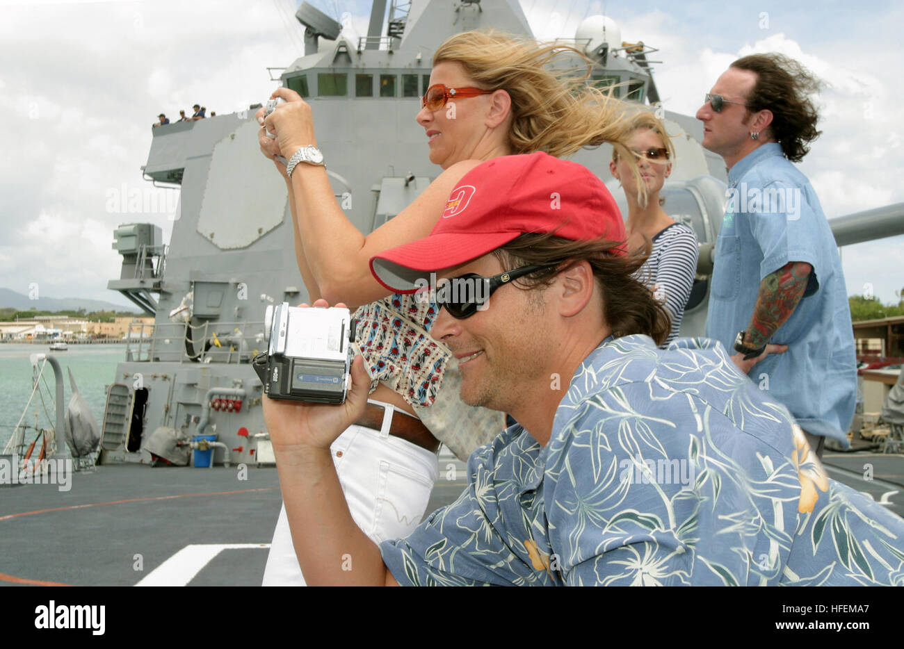 030630-N-3228G-002 Pearl Harbor, Hawaii (Jun. 30, 2003)  -- Actor Rob Lowe, and wife Sheryl Berkoff take photos during a tour of the guided missile destroyer USS Russell (DDG 59) provided by the ships Commanding Officer Cmdr. W. A. Kearns. Lowe and his family are in Hawaii for vacation and were also treated to a tour of Pearl Harbor by Commander, Navy Region Hawaii Rear Adm. Barry McCullough.  U.S. Navy photo by PhotographerÕs Mate 1st Class William R. Goodwin. (RELEASED) US Navy 030630-N-3228G-002 Actor Rob Lowe, and wife Sheryl Berkoff take photos during a tour of the guided missile destroye Stock Photo