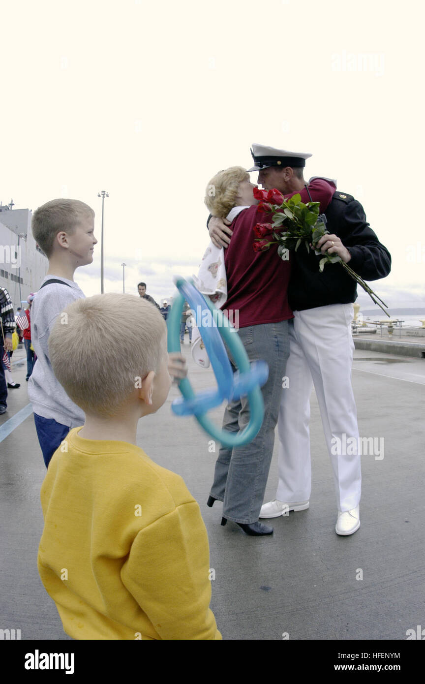 030919N6477M157 Naval Station Everett, Wash. (Sept. 19, 2003