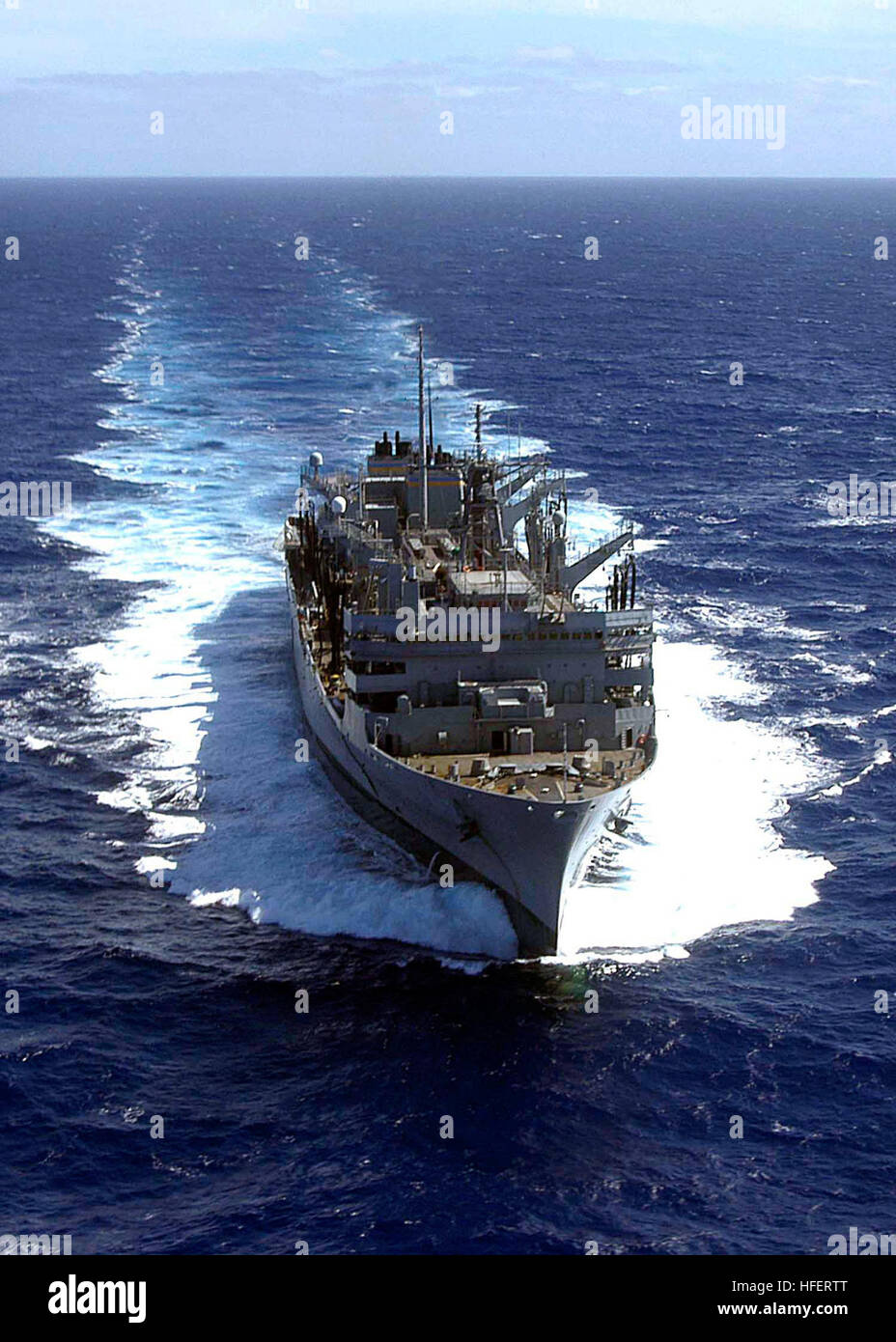 041207-N-5362F-065 Pacific Ocean (Dec. 7, 2004) Ð The Military Sealift Command (MSC) fast combat support ship USNS Rainier (T-AOE 7) underway in the Pacific Ocean. Rainier is currently deployed to the Western Pacific Ocean with the USS Abraham Lincoln (CVN 72) Carrier Strike Group. U.S. Navy photo by Photographer's Mate 3rd Class Bernardo Fuller (RELEASED) US Navy 041207-N-5362F-065 The Military Sealift Command (MSC) fast combat support ship USNS Rainier (T-AOE 7) underway in the Pacific Ocean Stock Photo