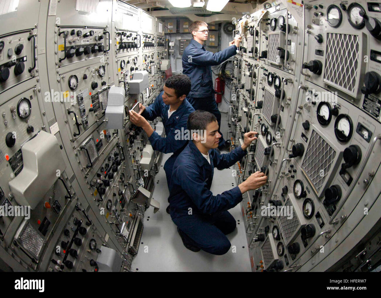 041207-N-5362F-304 Pacific Ocean (Dec. 7, 2004) - From foreground, Information Systems Technician Seaman Ivan Monserrat, Electronics Technician 3rd Class Paul Burnett and Electronics Technician 3rd Class Robert Cantero, uses high frequency radios and couplers aboard USS Shiloh (CG 67) to talk with other ships in the USS Abraham Lincoln (CVN 72) Carrier Strike Group (CSG). Shiloh is part of the Lincoln CSG currently deployed to the Western Pacific Ocean. U.S. Navy photo by Photographer's Mate 3rd Class Bernardo Fuller (RELEASED) US Navy 041207-N-5362F-304 Sailors use high frequency radios and c Stock Photo