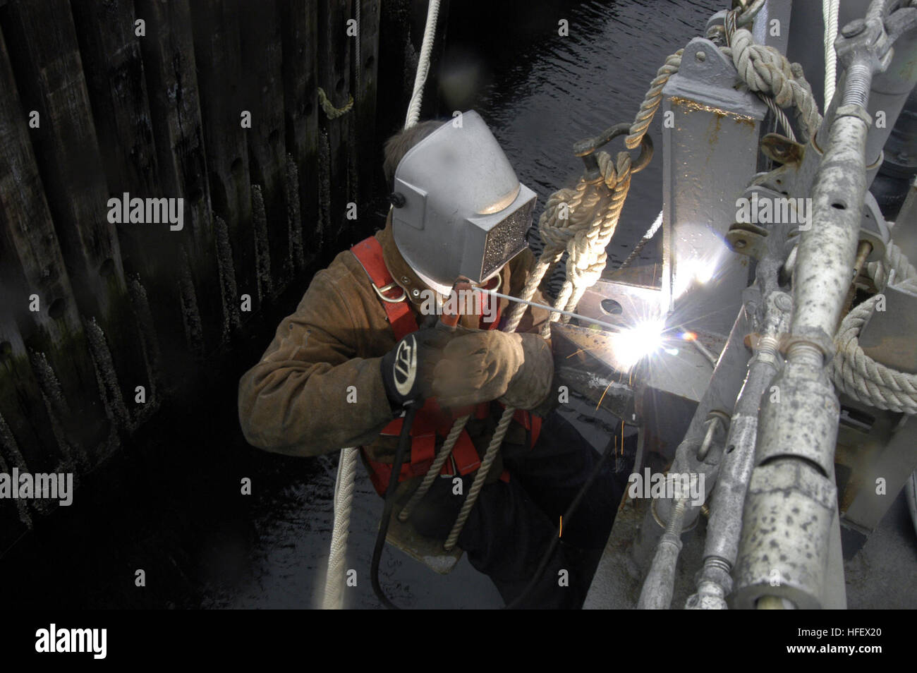 Guided missile frigate uss ingraham ffg 61 hi-res stock photography and ...