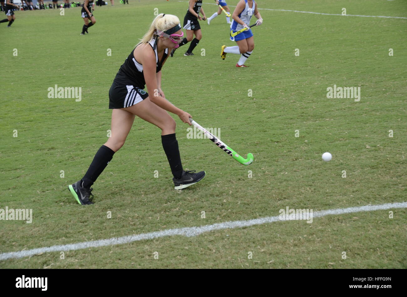 Girl playing field hockey hi-res stock photography and images - Alamy