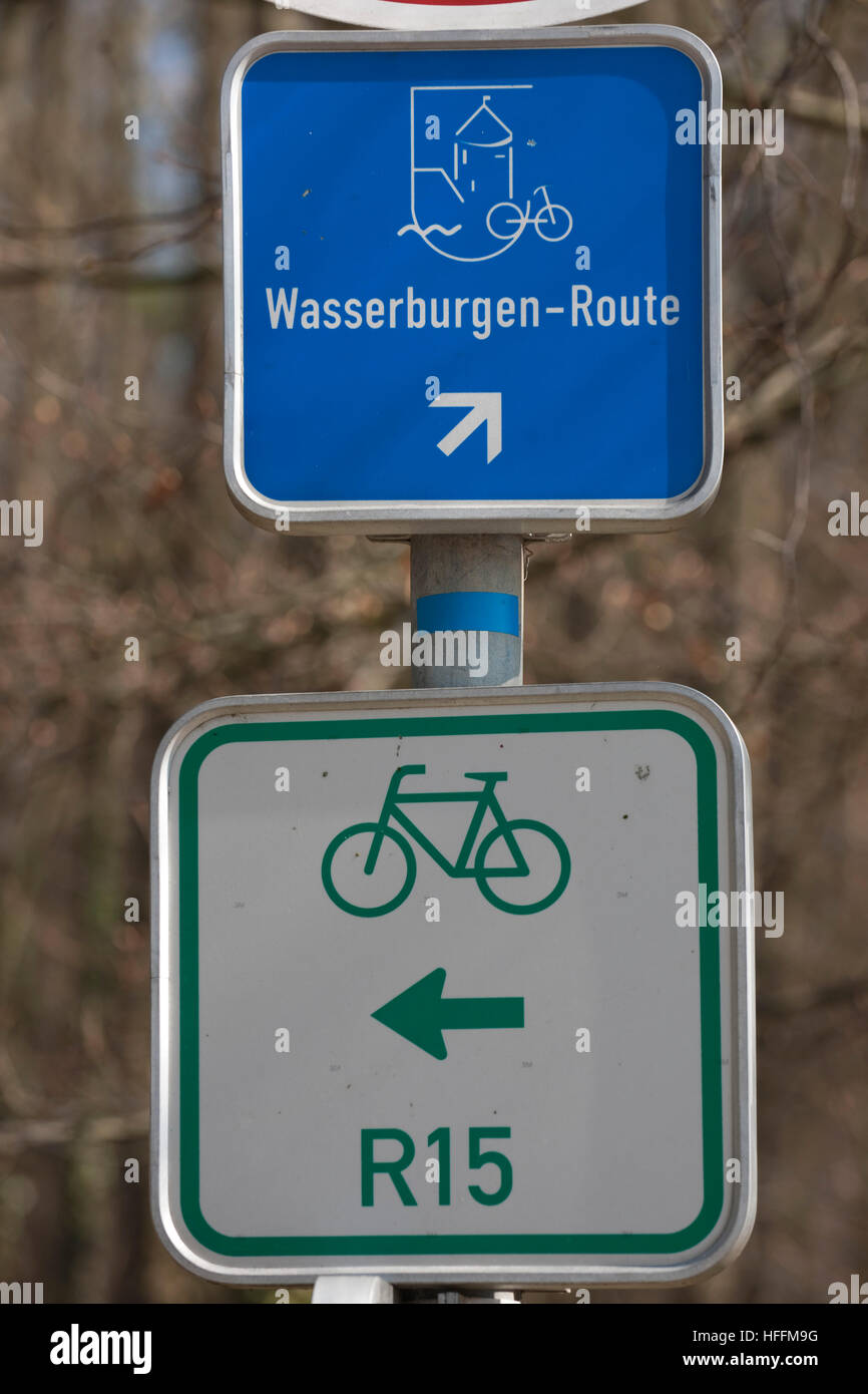 Deutschland, Nordrhein-Westfalen, Euskirchen, Stotzheim, Schilder Wasserburg-Route kennzeichnen die Fahradroute entlang der Schlösser. Stock Photo