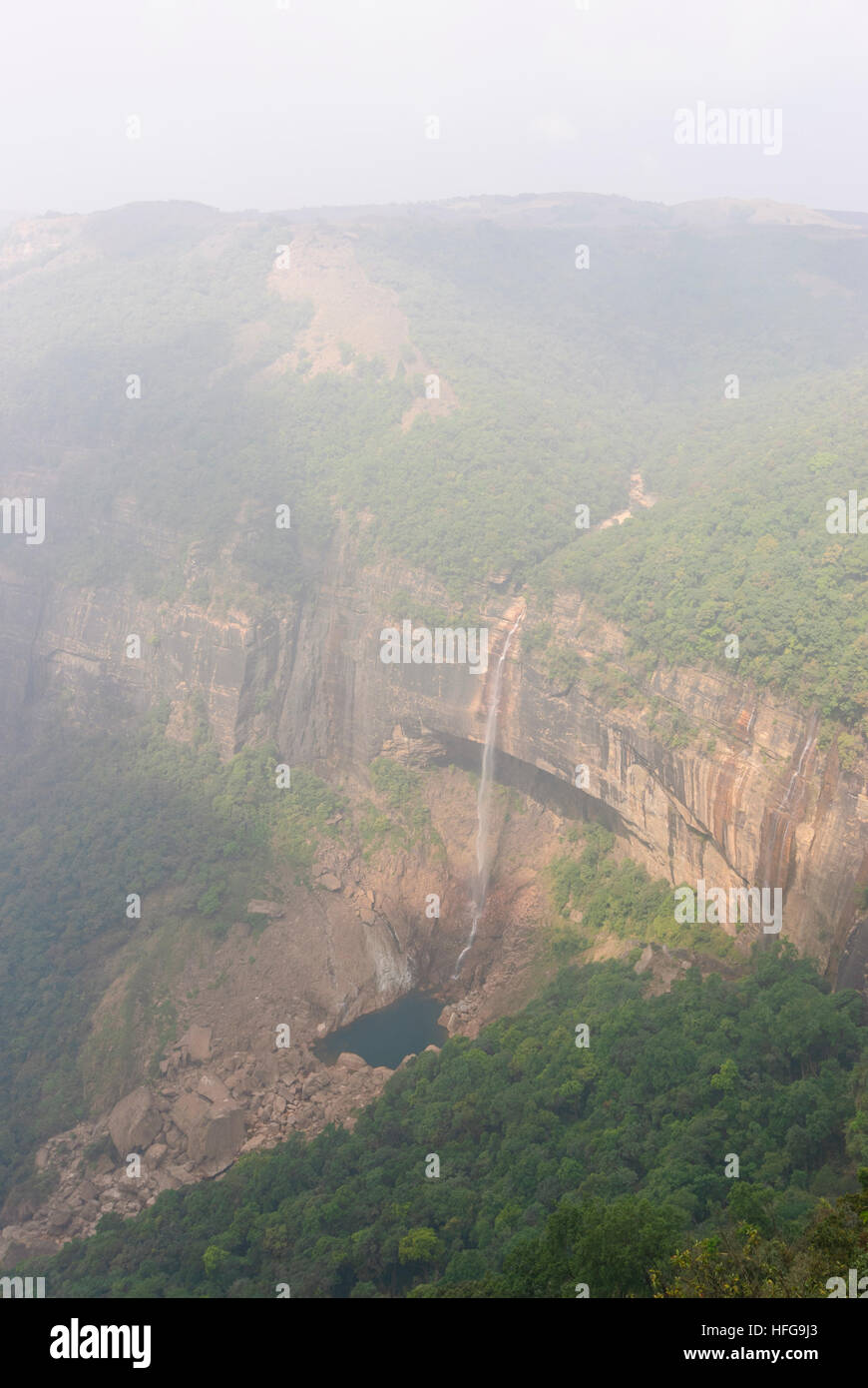 Cherrapunjee: Nohkalikai waterfall in the monsoon forest, Meghalaya, India Stock Photo