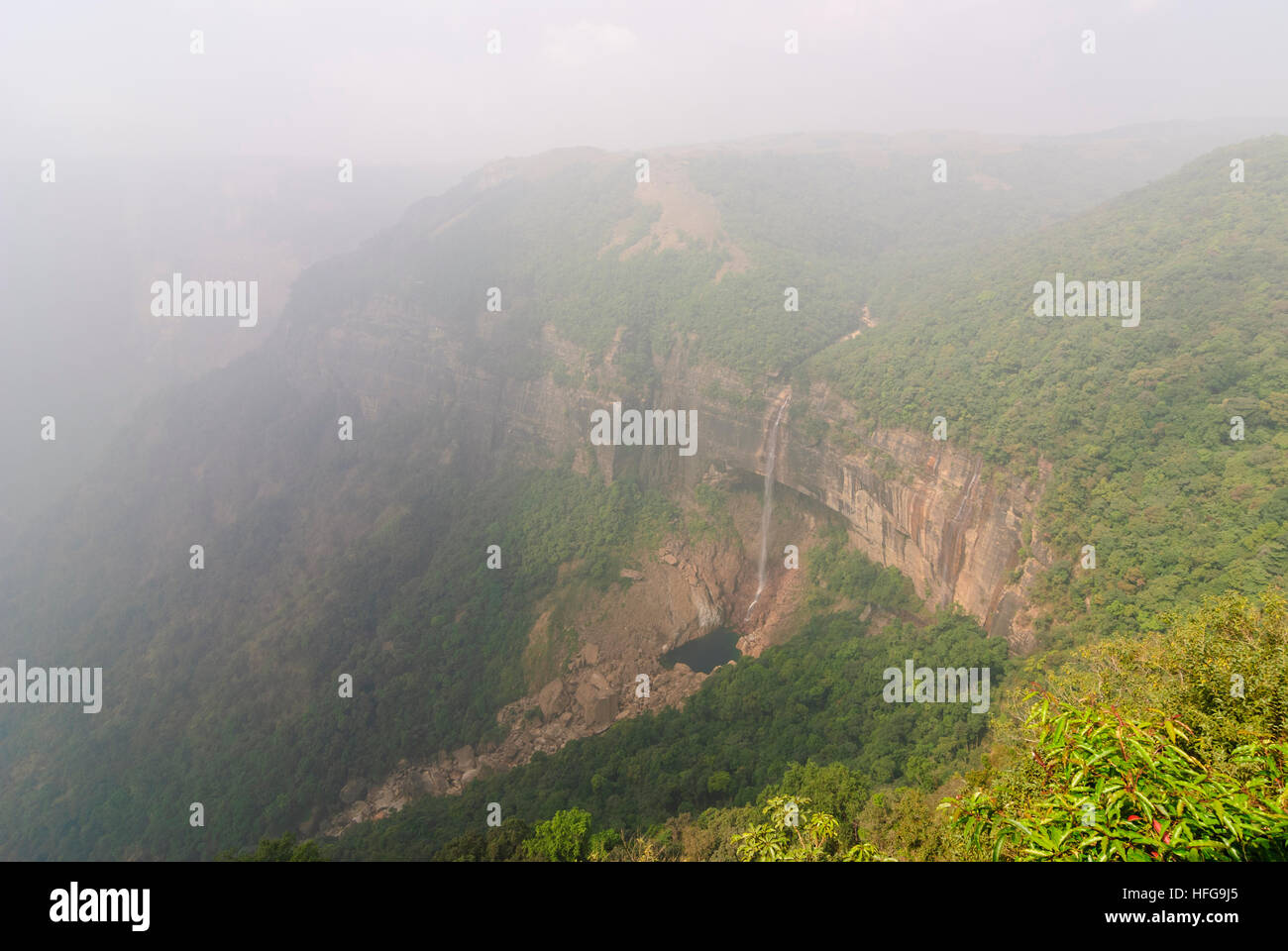 Cherrapunjee: Nohkalikai waterfall in the monsoon forest, Meghalaya, India Stock Photo