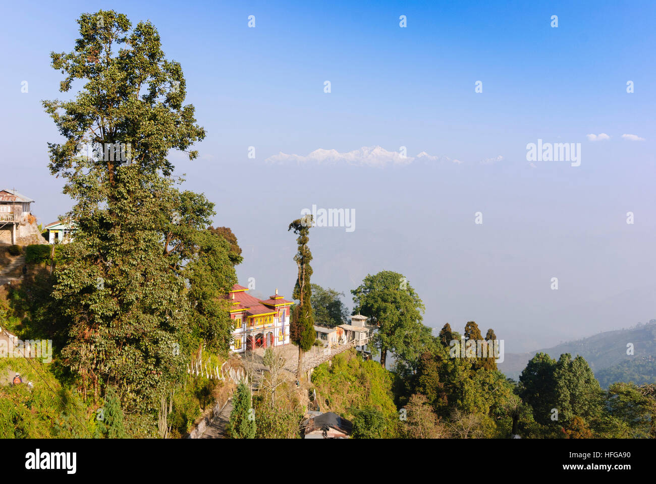 Darjeeling: Tibetan temple Bhutia Busty Gompa, in the background of the Himalayas with the Kangchendzönga (also Khangchendzonga, Kangchenjunga, 8586 m Stock Photo