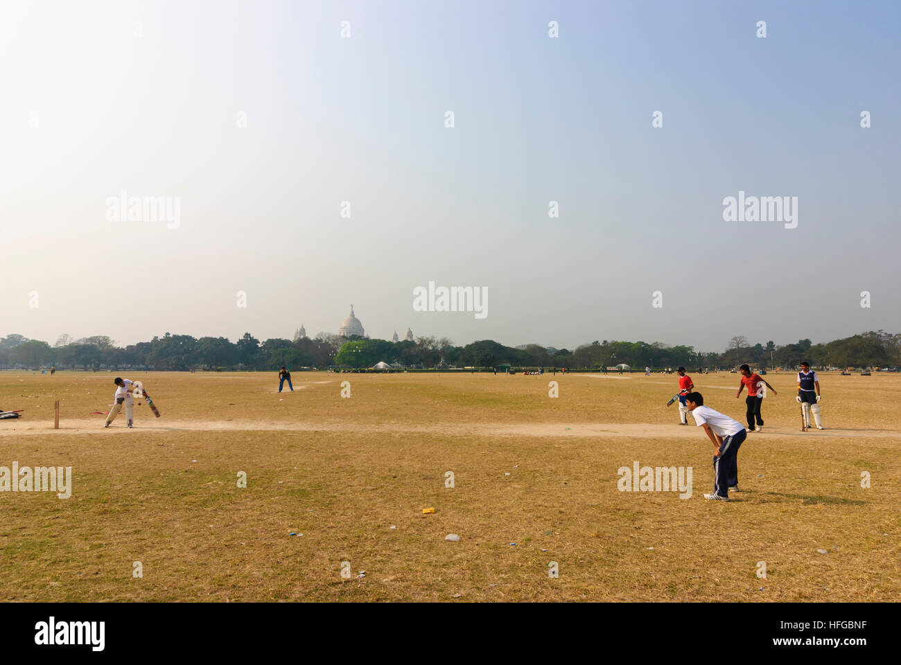 Kolkata (Calcutta, Kalkutta): Cricket player in the central park Maidan in front of the Victoria Memorial, West Bengal, Westbengalen, India Stock Photo