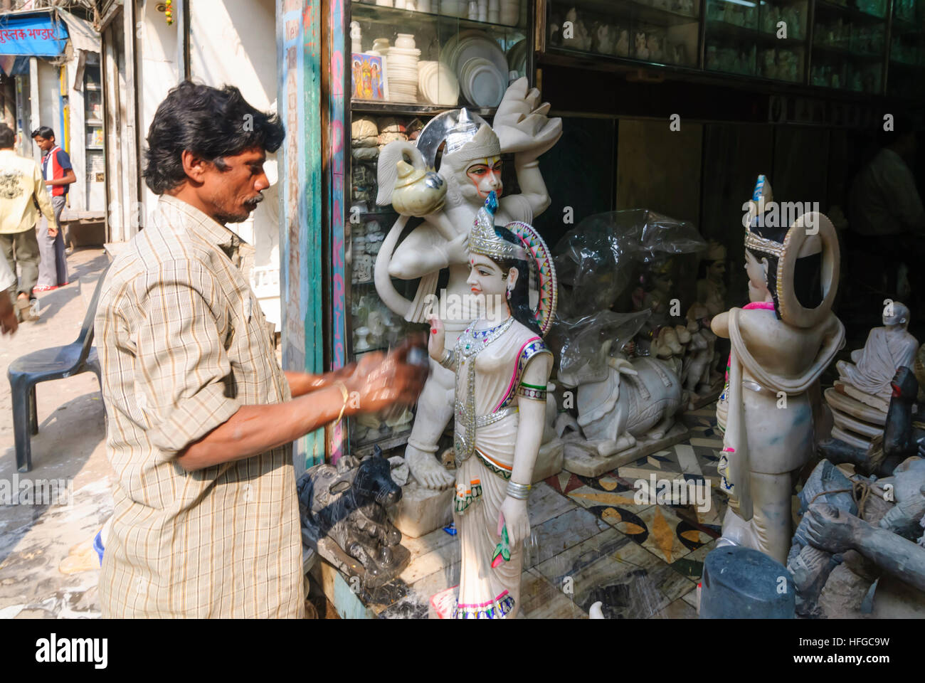Kolkata (Calcutta, Kalkutta) Stonemason washes god statue, West Bengal