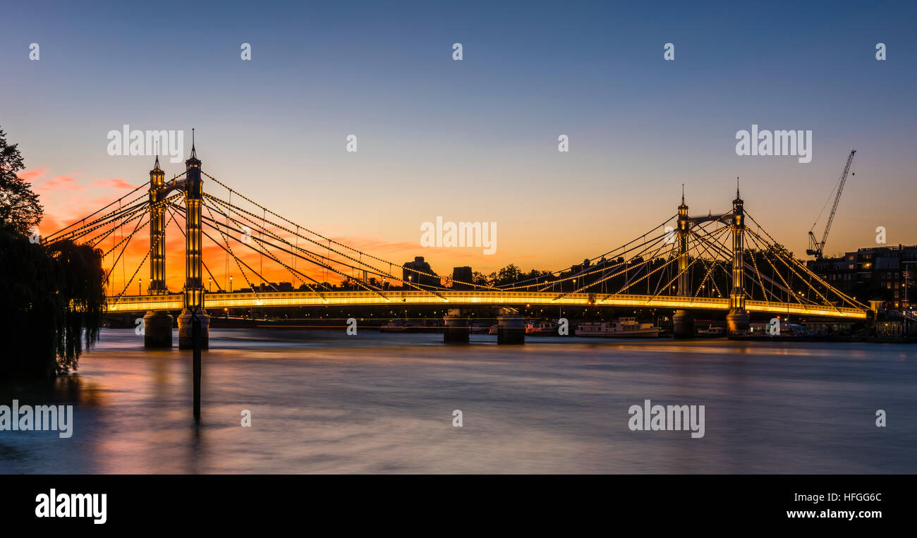 Sunset and red skies behind the Albert Bridge across the River Thames ...