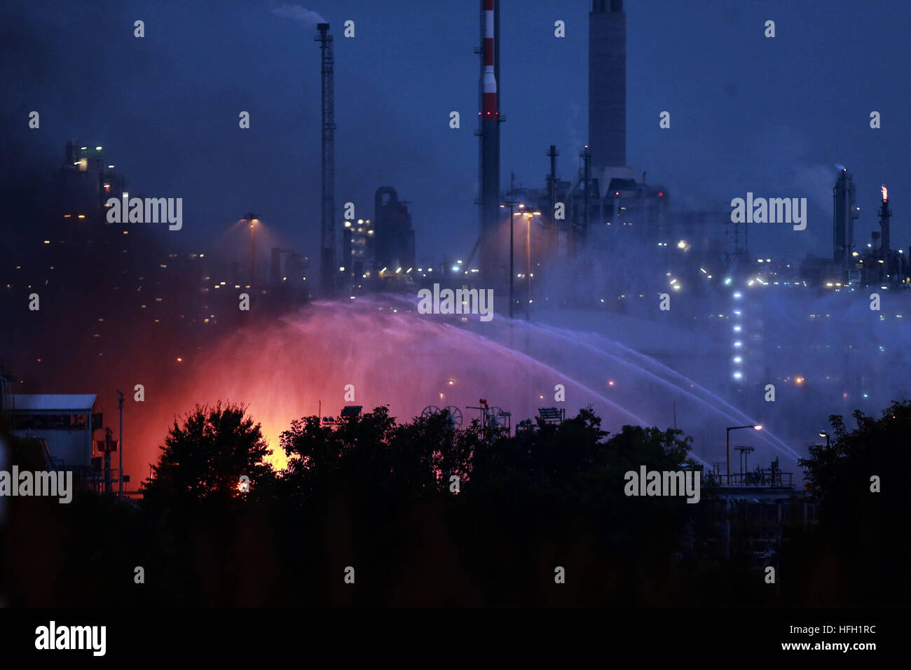 Beijing, China. 17th Oct, 2016. Photo taken on Oct. 17, 2016 shows the fire after an explosion at German chemical company BASF facility in Ludwigshafen, southwestern Germany. © Luo Huanhuan/Xinhua/Alamy Live News Stock Photo