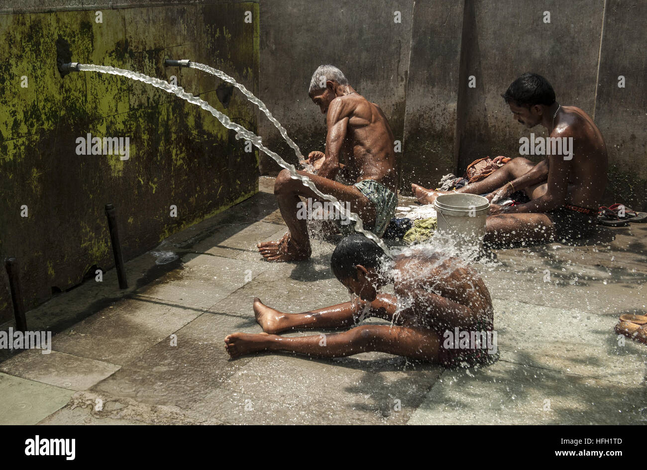 Beijing, Indian state West Bengal. 21st Apr, 2016. Indian people take bath at roadside water faucets in Kolkata, capital of eastern Indian state West Bengal, on April 21, 2016. © Tumpa Mondal/Xinhua/Alamy Live News Stock Photo