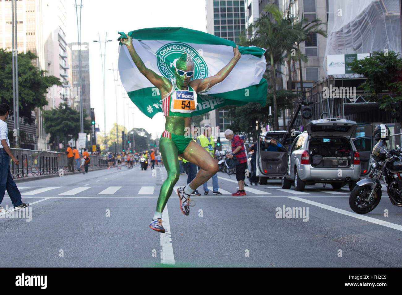Sao Paulo, Brazil. 31st Dec, 2016. Athlete tribute to soccer team Chapecoense, that dies in a plane crash last month in Colombia, during the 92st Sao Silvestre Road Race at Paulista Avenue, in Sao Paulo, Brazil, this Saturday. © Paulo Lopes/ZUMA Wire/Alamy Live News Stock Photo