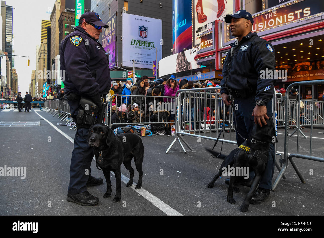 New York, USA. 31st Dec, 2016. Police officers stand guard at Times ...