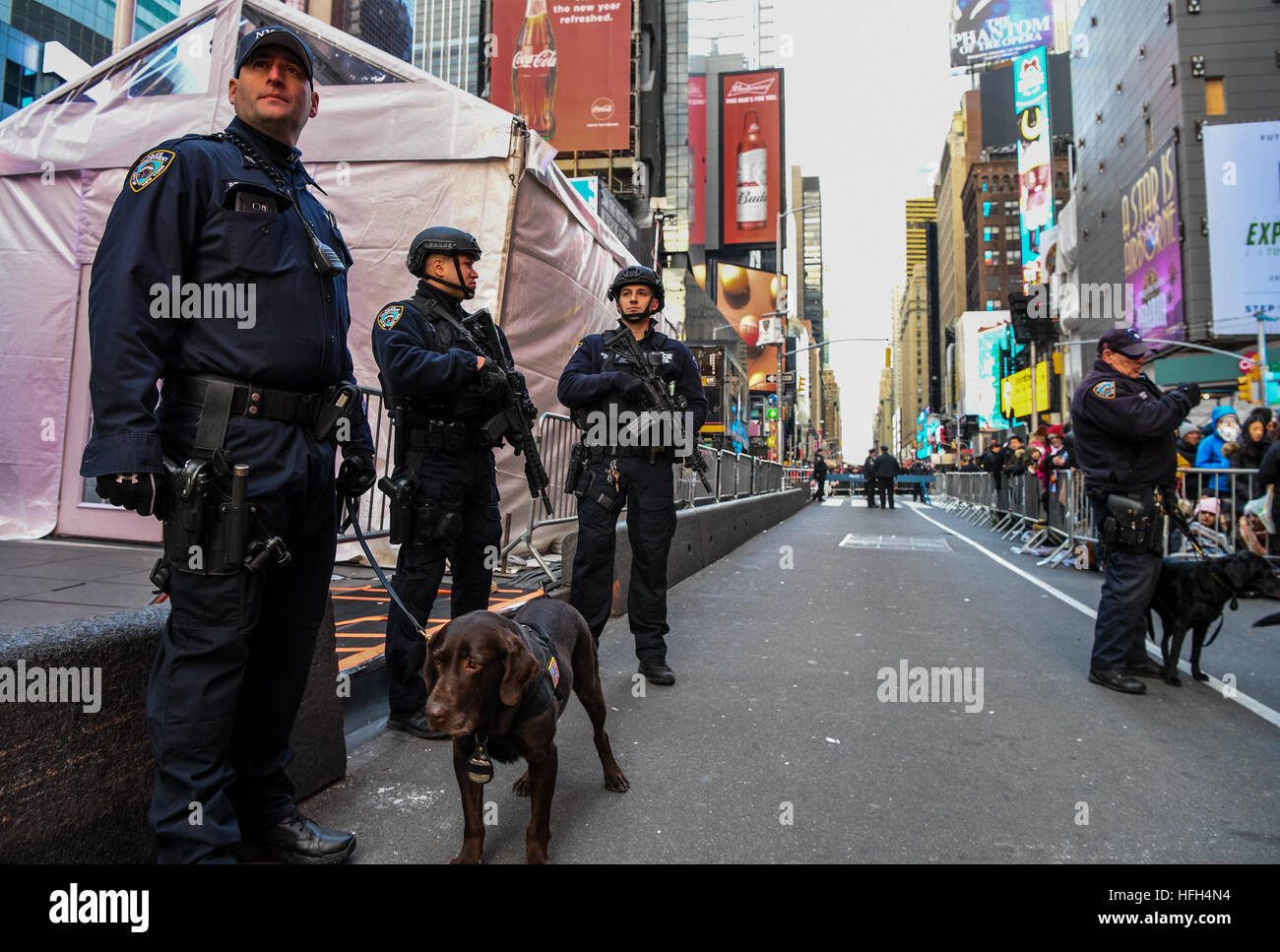 New York, USA. 31st Dec, 2016. Police officers stand guard at Times ...