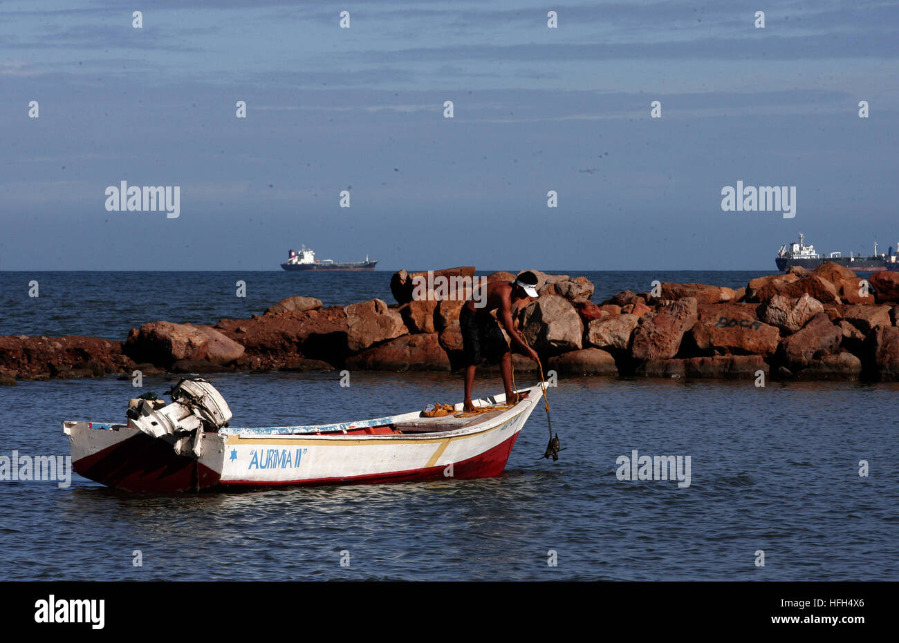 Lecheria, Anzoategui, Venezuela. 29th Dec, 2016. 30 de diciembre de 2016. Un pescador, saca el ancla de su bote para partir, en playa Lido, en Lecheria, estado Anzoategui. Venezuela © Juan Carlos Hernandez/ZUMA Wire/Alamy Live News Stock Photo