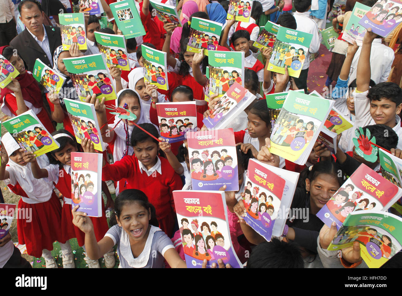 Dhaka, Bangladesh. 1st Jan, 2017. Bangladeshi students rise up new