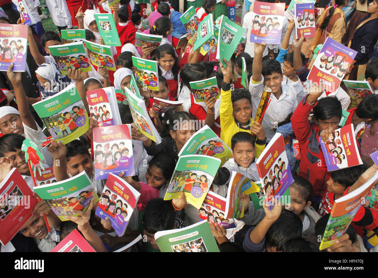 Dhaka, Bangladesh. 1st Jan, 2017. Bangladeshi students rise up new