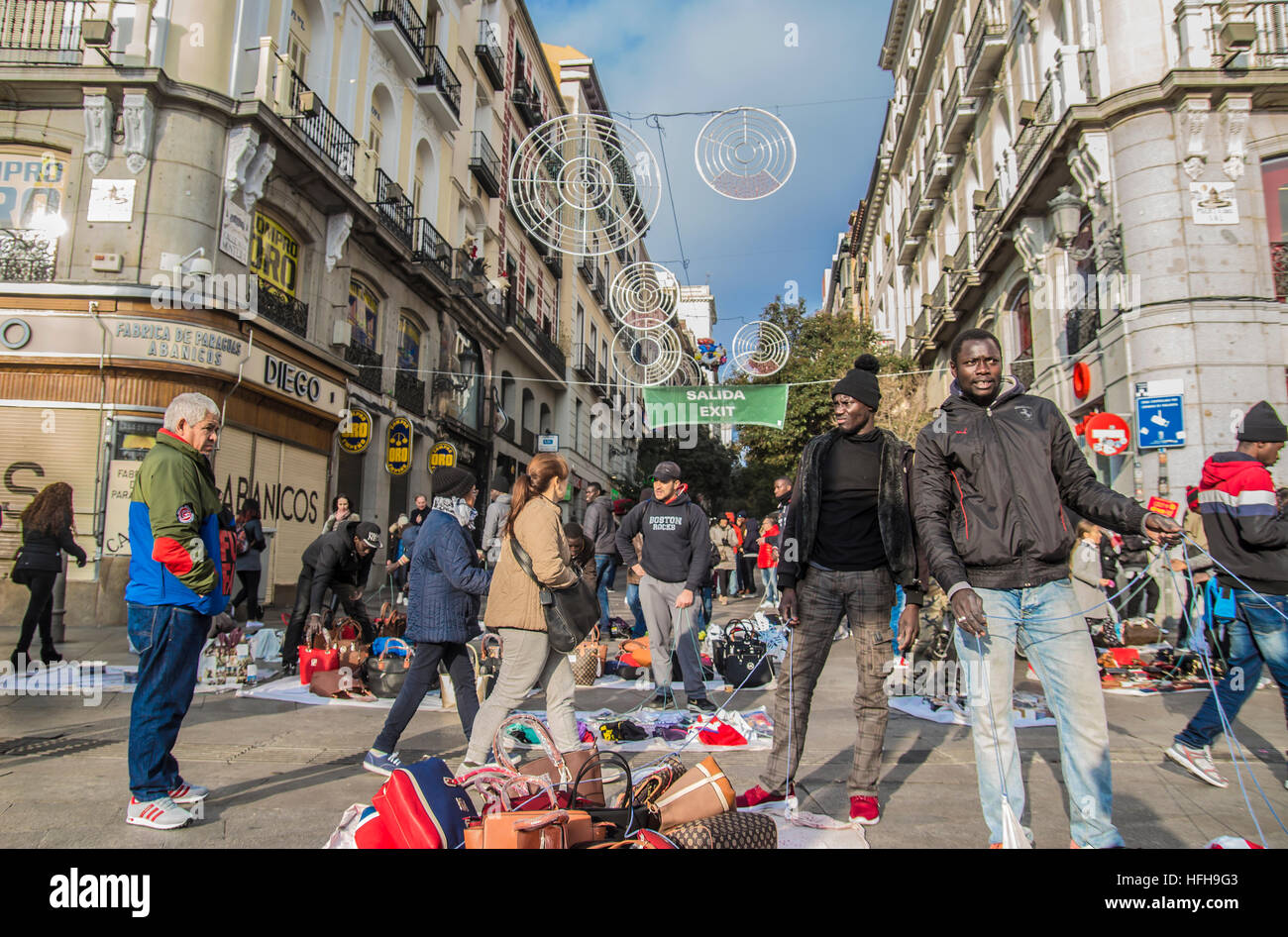 Madrid, Spain. 1st January 2017. First day of 2017 on the streets in Madrid, Spain. in the picture people in the street montera and square sol selling shoes, bags, and perfume. Credit: Alberto Sibaja Ramírez/Alamy Live News Stock Photo