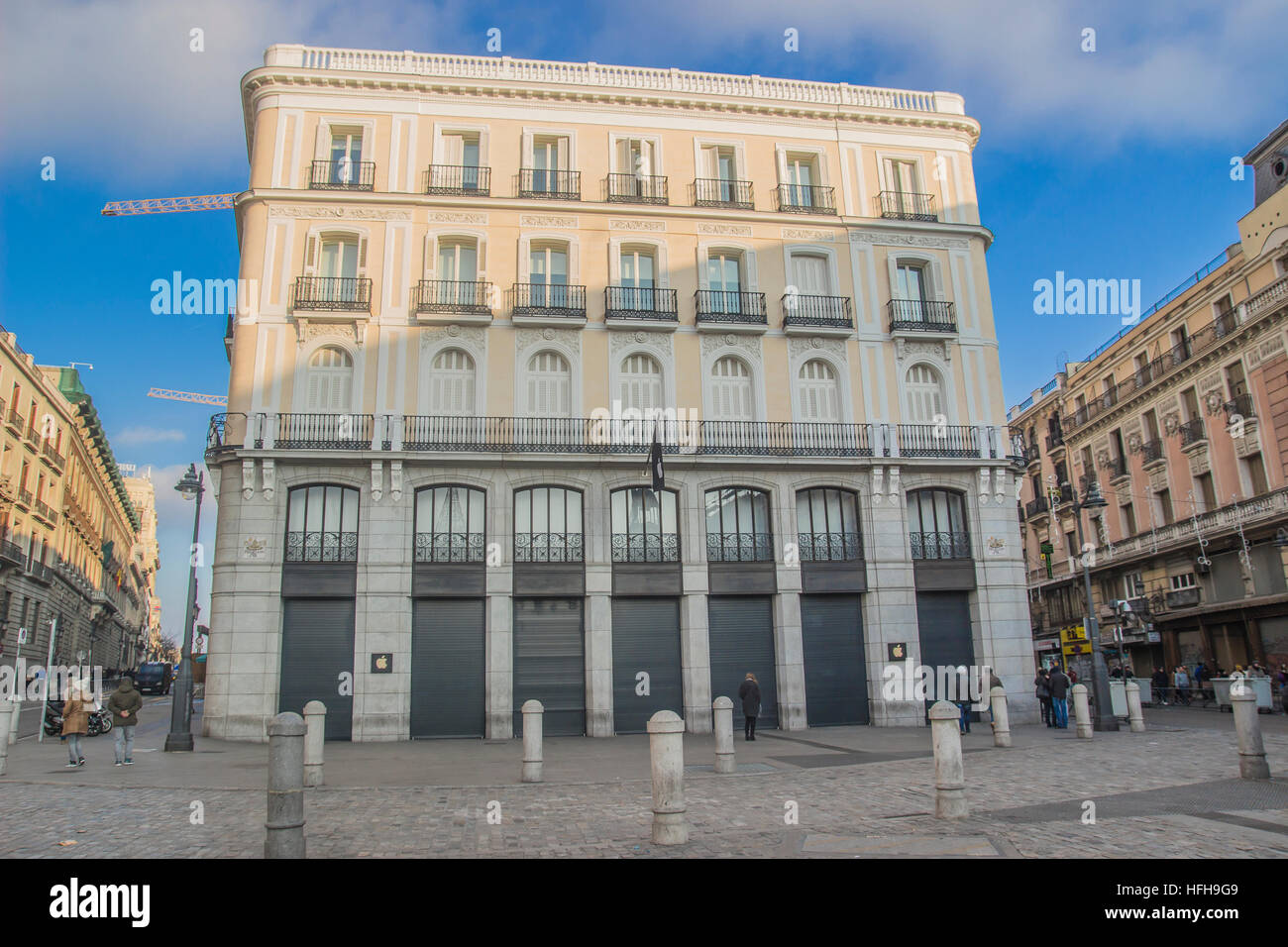 Madrid, Spain. 1st January 2017. Madrid, January 1th 2017 First day of 2017 on the streets in Madrid, Spain. In the picture the apple building of Madrid, Spain closed. Credit: Alberto Sibaja Ramírez/Alamy Live News Stock Photo
