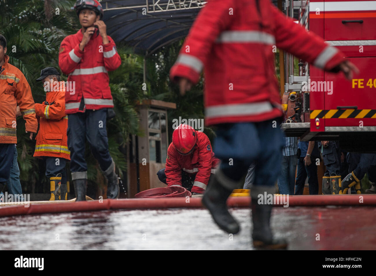 Jakarta, Indonesia. 2nd Jan, 2017. A firefighter prepares water hose during the handling of a fire that swept the Paragon hotel in Jakarta, Indonesia, Jan. 2, 2017. A fire broke out in a karaoke room of Paragon hotel in Jakarta, causing one dead and damage to the building. © Veri Sanovri/Xinhua/Alamy Live News Stock Photo