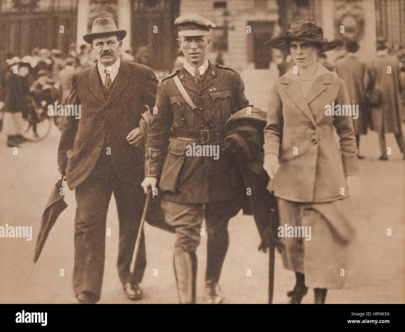 A British Army officer, wearing the ribbon of the Military Cross, leaving Buckingham Palace, London, during World War One. Stock Photo