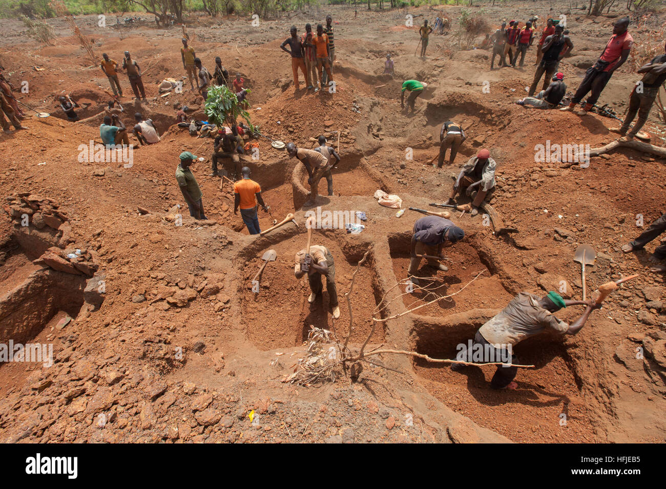 Sanana gold mine, Guinea, 2nd May 2015; Miners digging their plots in the dry-season heat. Stock Photo