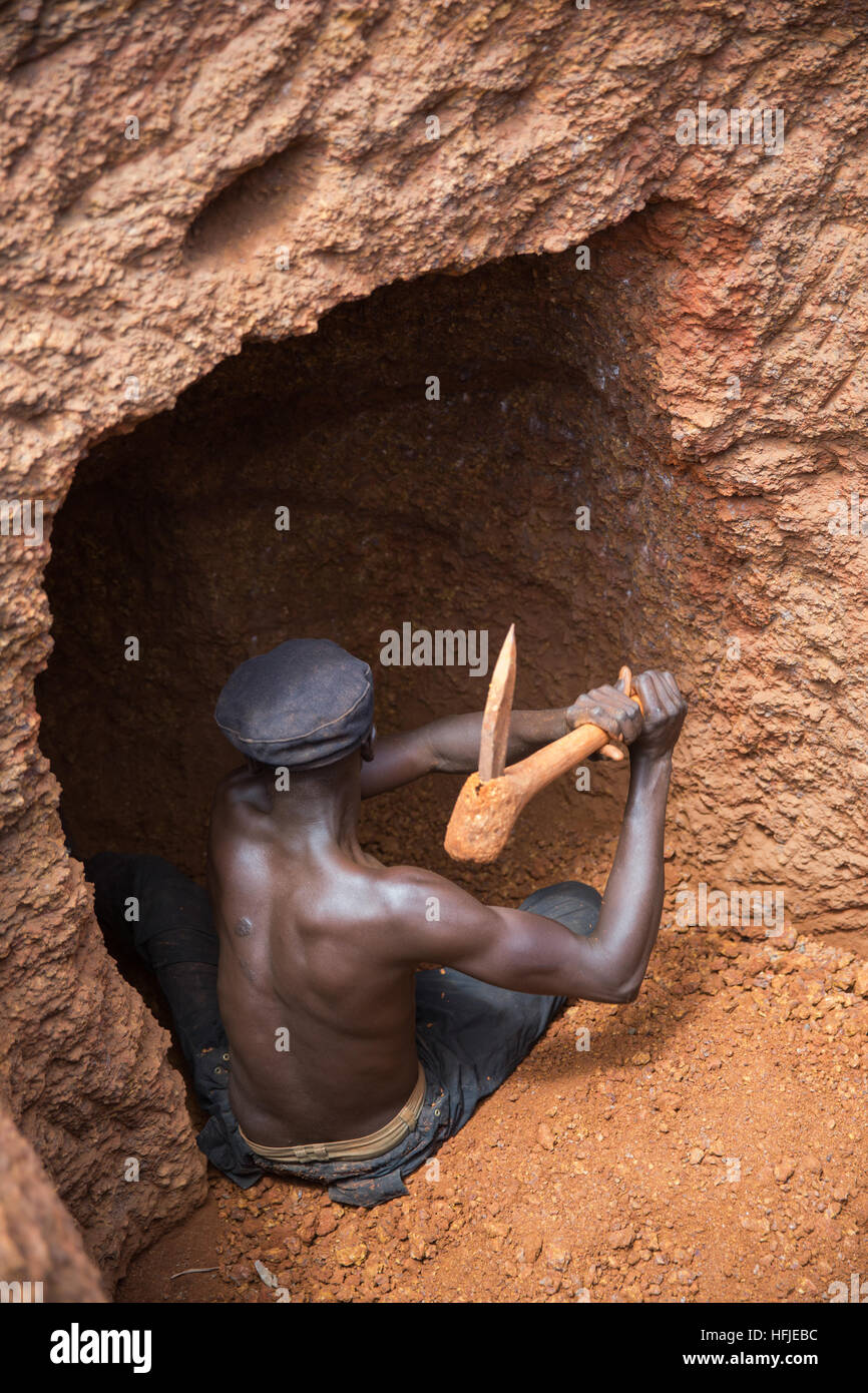 Sanana gold mine, Guinea, 2nd May 2015; Miners digging their plots in the dry-season heat. Stock Photo