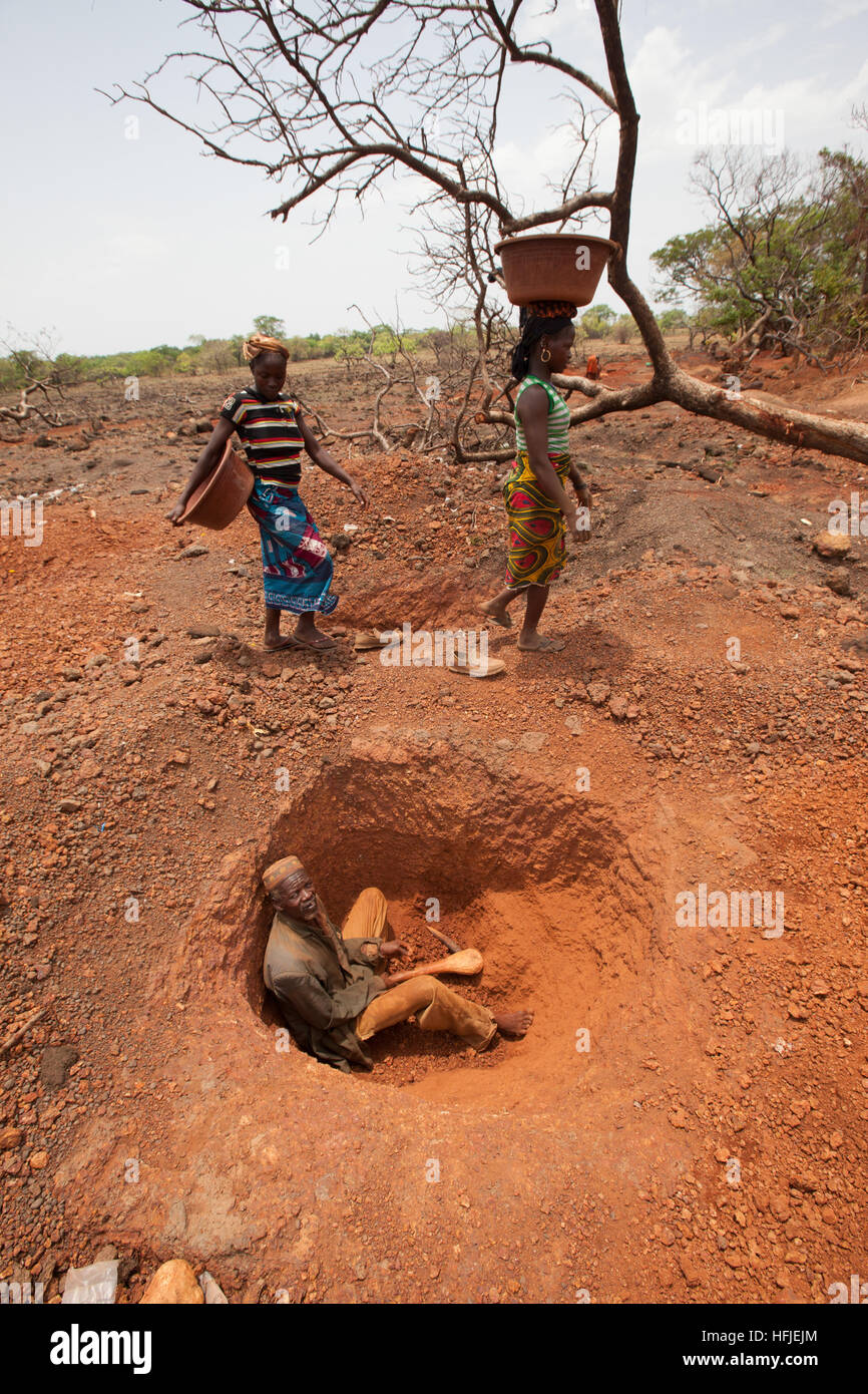 Gold digging in africa hi-res stock photography and images - Alamy