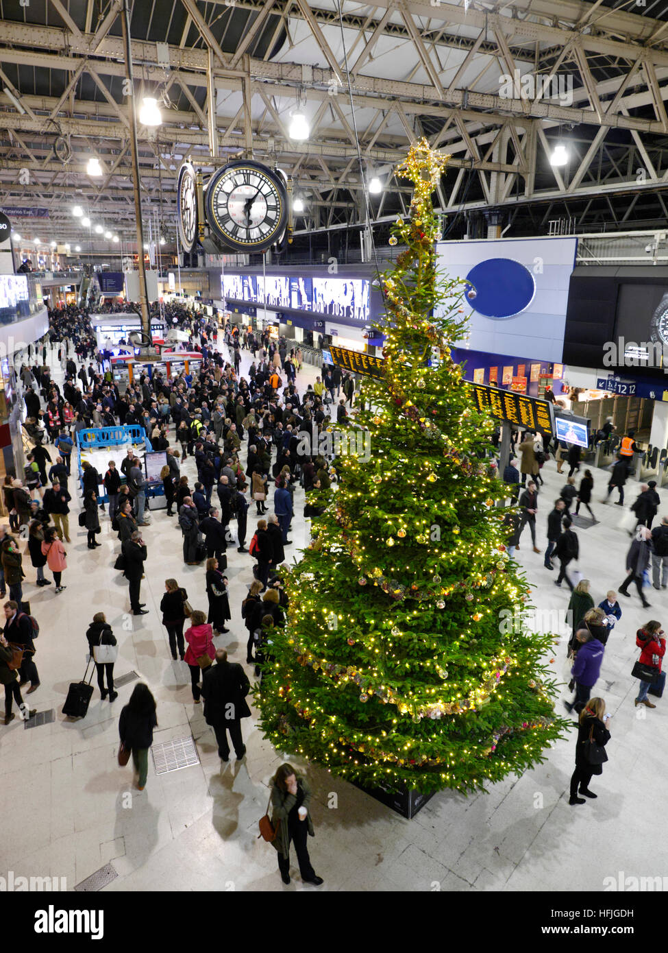 Waterloo Station with Christmas tree and commuters SE1 London Stock Photo Alamy