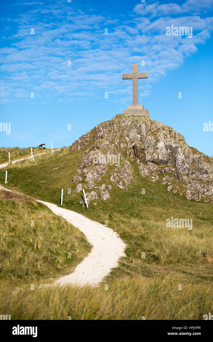 Llanddwyn Island and St Dwynwen's Cross the welsh patron saint of lovers, which is celebrated on the 25th January each year Stock Photo