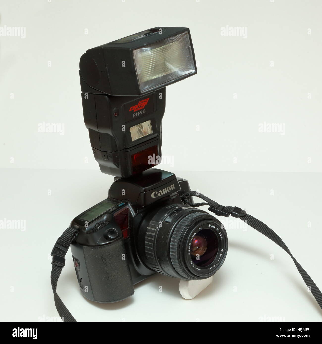 Canon EOS 100 35mm SLR film camera with Sigma 35-80mm lens and Centon FH95  flashgun in forward facing position from 1990s Stock Photo - Alamy