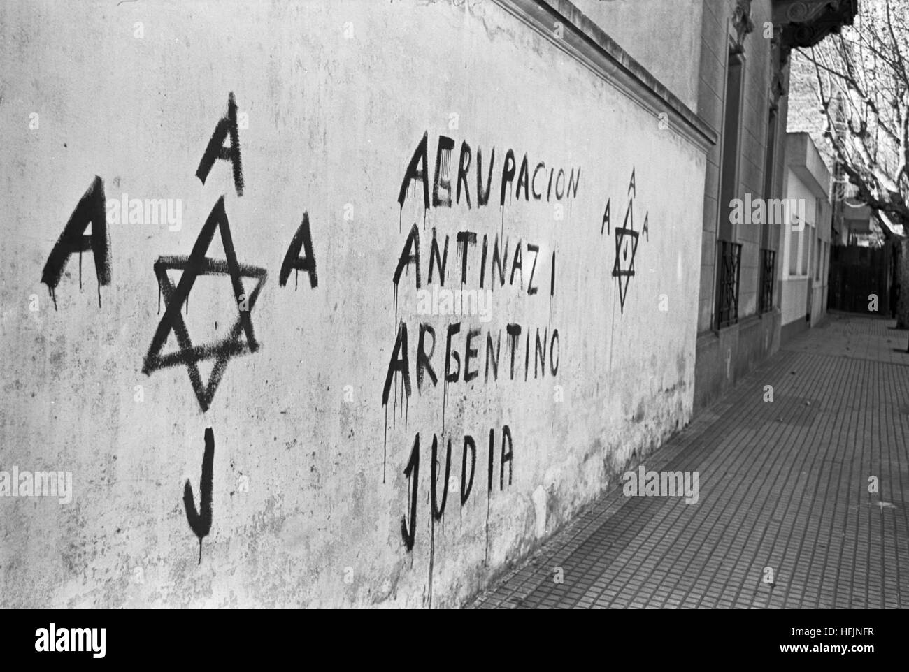 Anti-Nazi graffiti in Buenos Aires, Argentina, 1962. Far rights groups had been painting swastikas around Buenos Aires, which apparently caused anti-Nazi graffiti to appear as a response. Stock Photo