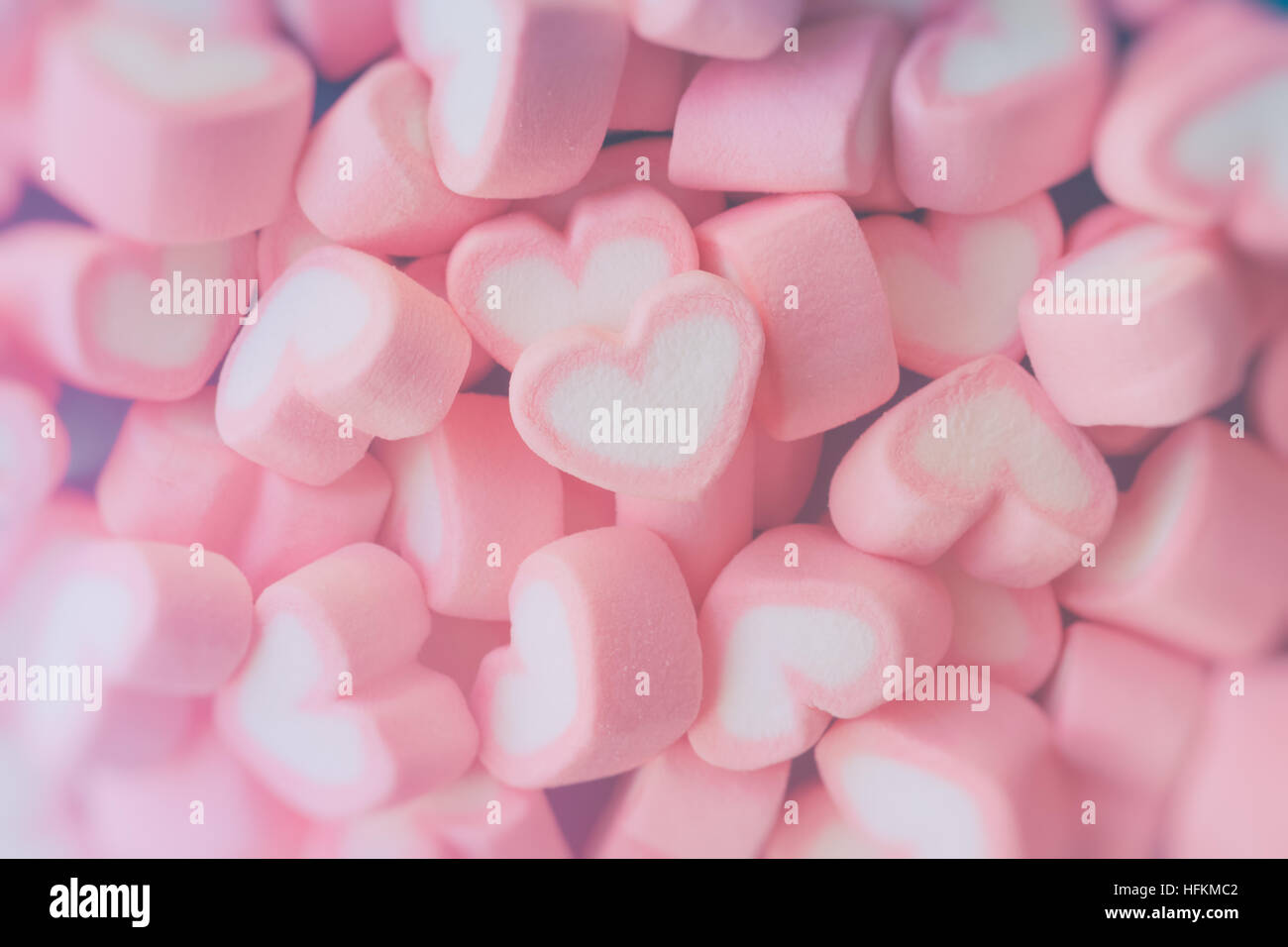 Đã bao giờ bạn muốn thưởng thức một chiếc bánh marshmallow ngọt ngào nằm trong trái tim hồng mà mình không thể kỳ diệu hơn không? Tìm kiếm hình ảnh Pink heart shape marshmallow và sẵn sàng để bị đắm chìm trong vẻ đẹp mê hoặc của nó.