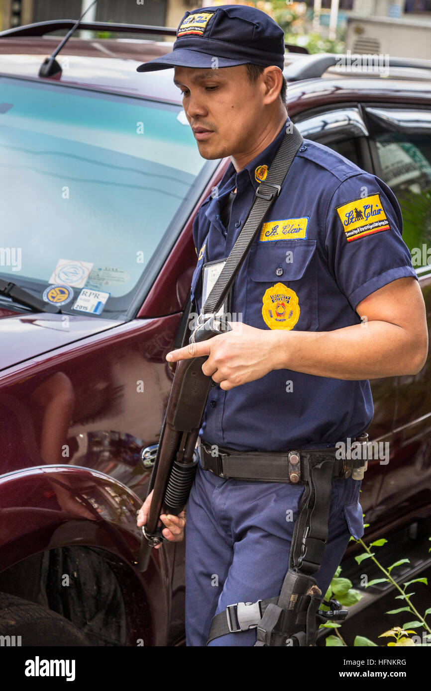 armed-security-guard-manila-philippines-HFNKRG.jpg