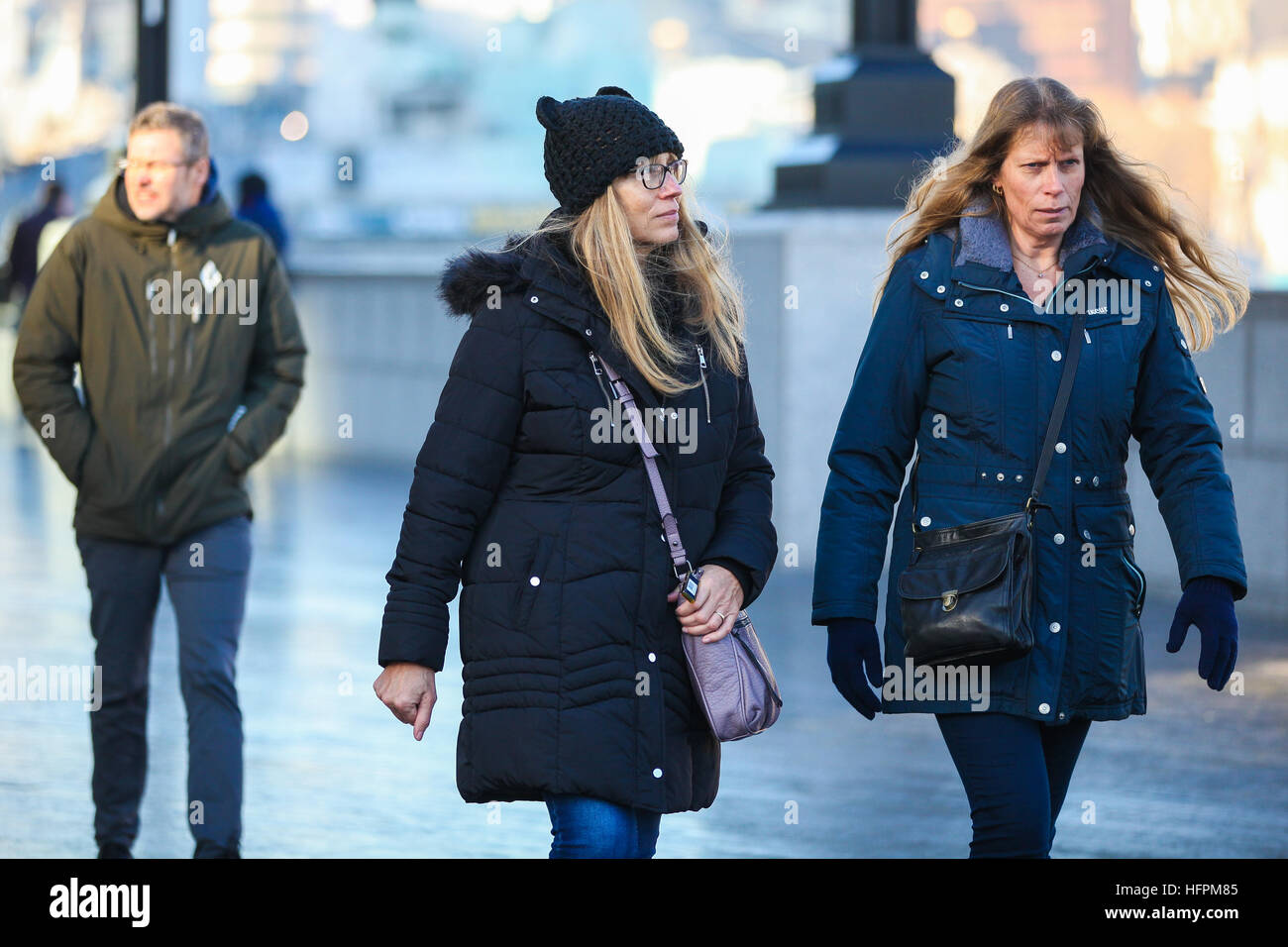 People brave the freezing weather while out and about on a cold but sunny day in London. It was a cold and frosty start to the day across the south of the UK.  Featuring: Atmosphere Where: London, United Kingdom When: 30 Nov 2016 Stock Photo